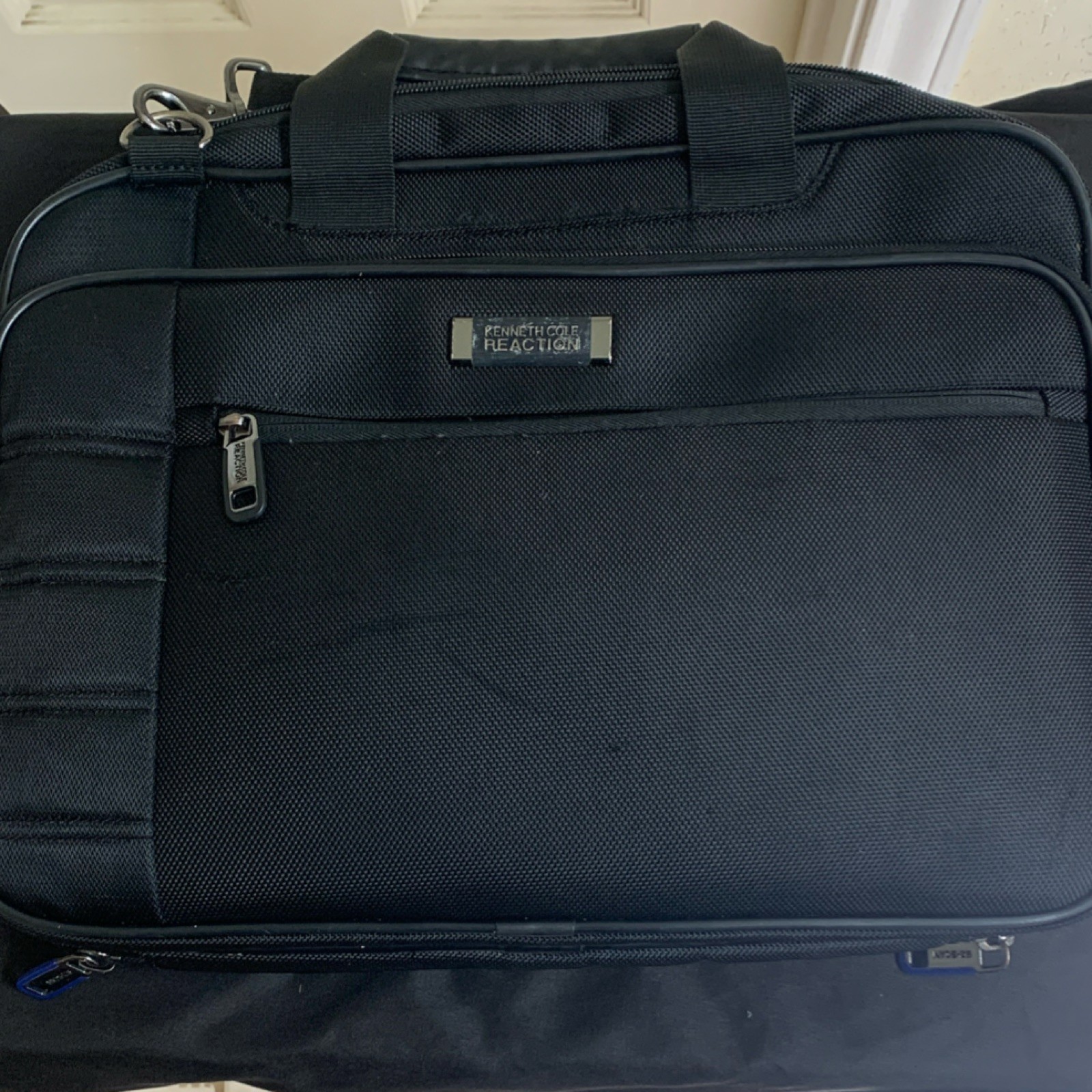 Kenneth Cole Reaction EZ-SCAN Checkpoint-Friendly 15" Laptop Messenger Bag Black