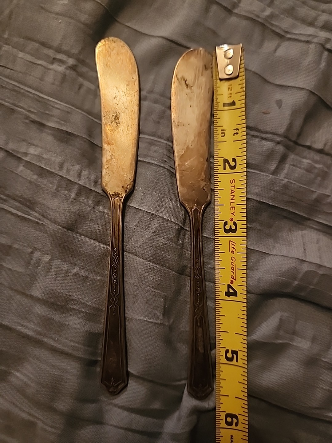 Set Of 2 vintage silver-plated Butter Spreaders 1881 Rogers  Essex Ferncliff Era