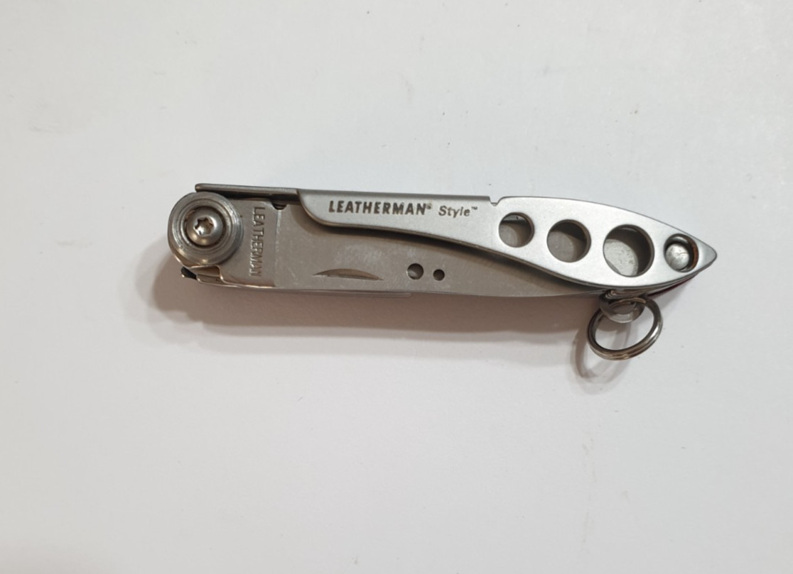 🔥🔥🔥 Smallest Leatherman Style Multitool Keychain Retired Collectable Red