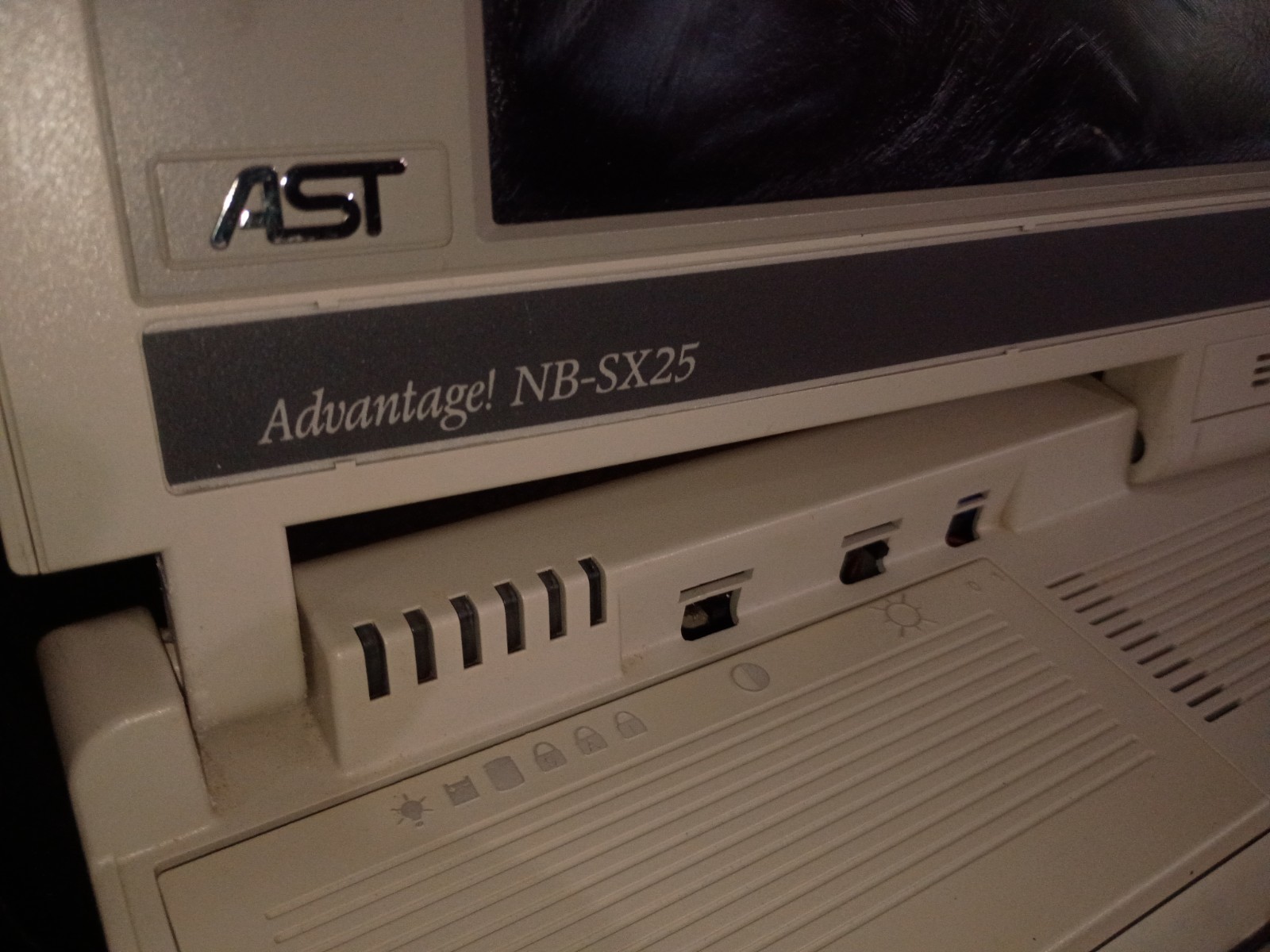 AST Advantage NB-SX25 Vintage Laptop Computer w/ Mouse, Adapter & Bag( UNTESTED)