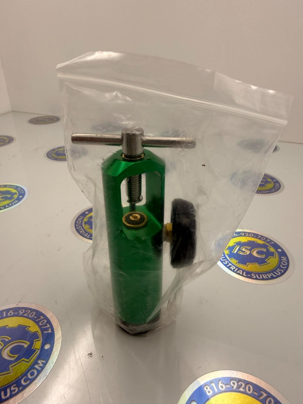 R1835-8GB Click Style Oxygen Regulator 0–8 LPM Barb Fitting