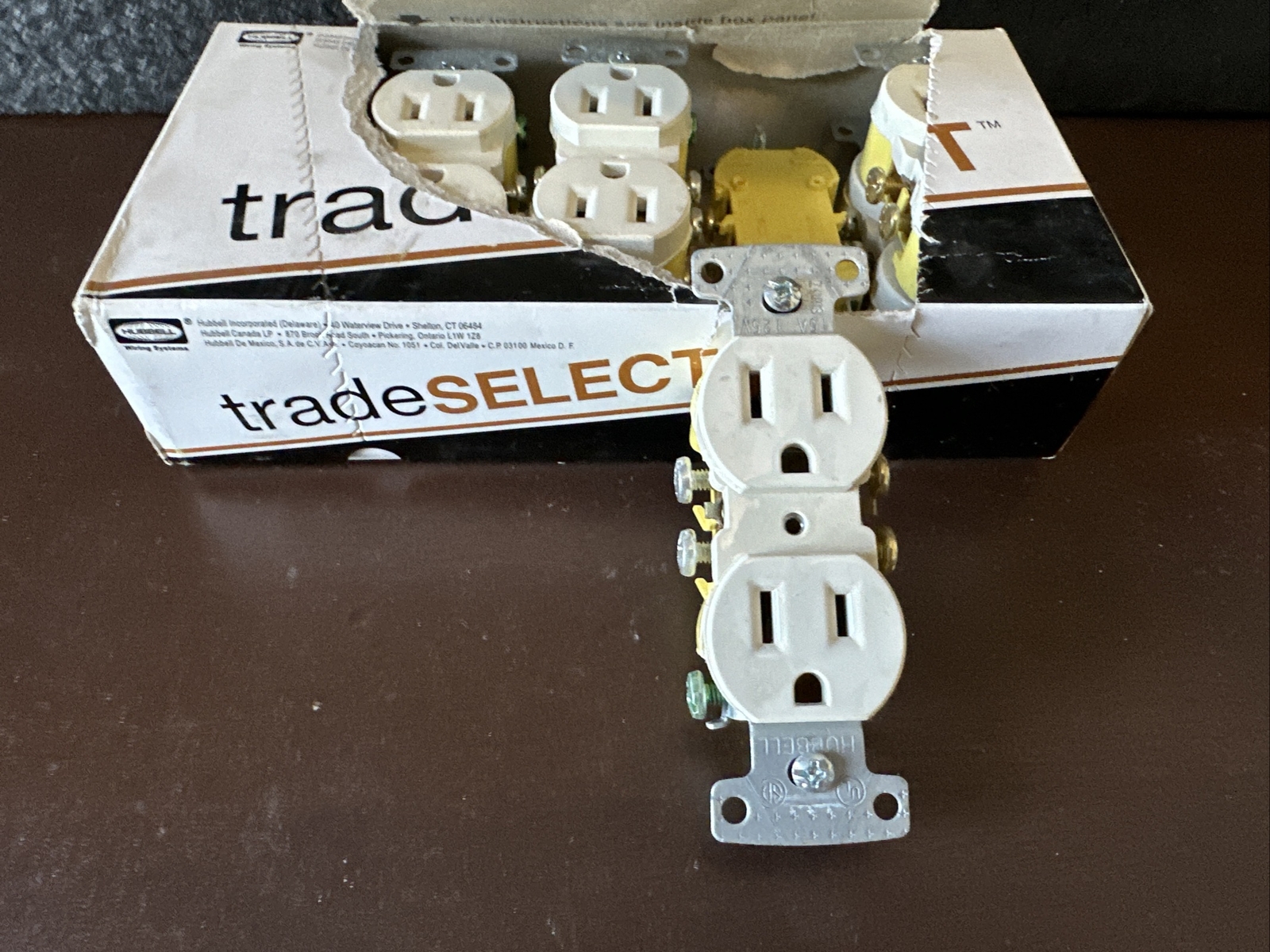 Outlets 10pk - Tradeselect RR15LA - NEW - Almond
