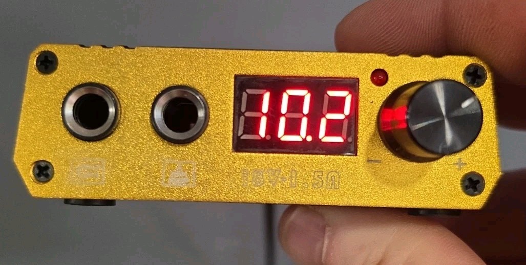 Dragonhawk Mini P077 Black/Gold Portable 50-60Hz 100–230V AC Tattoo Power Supply