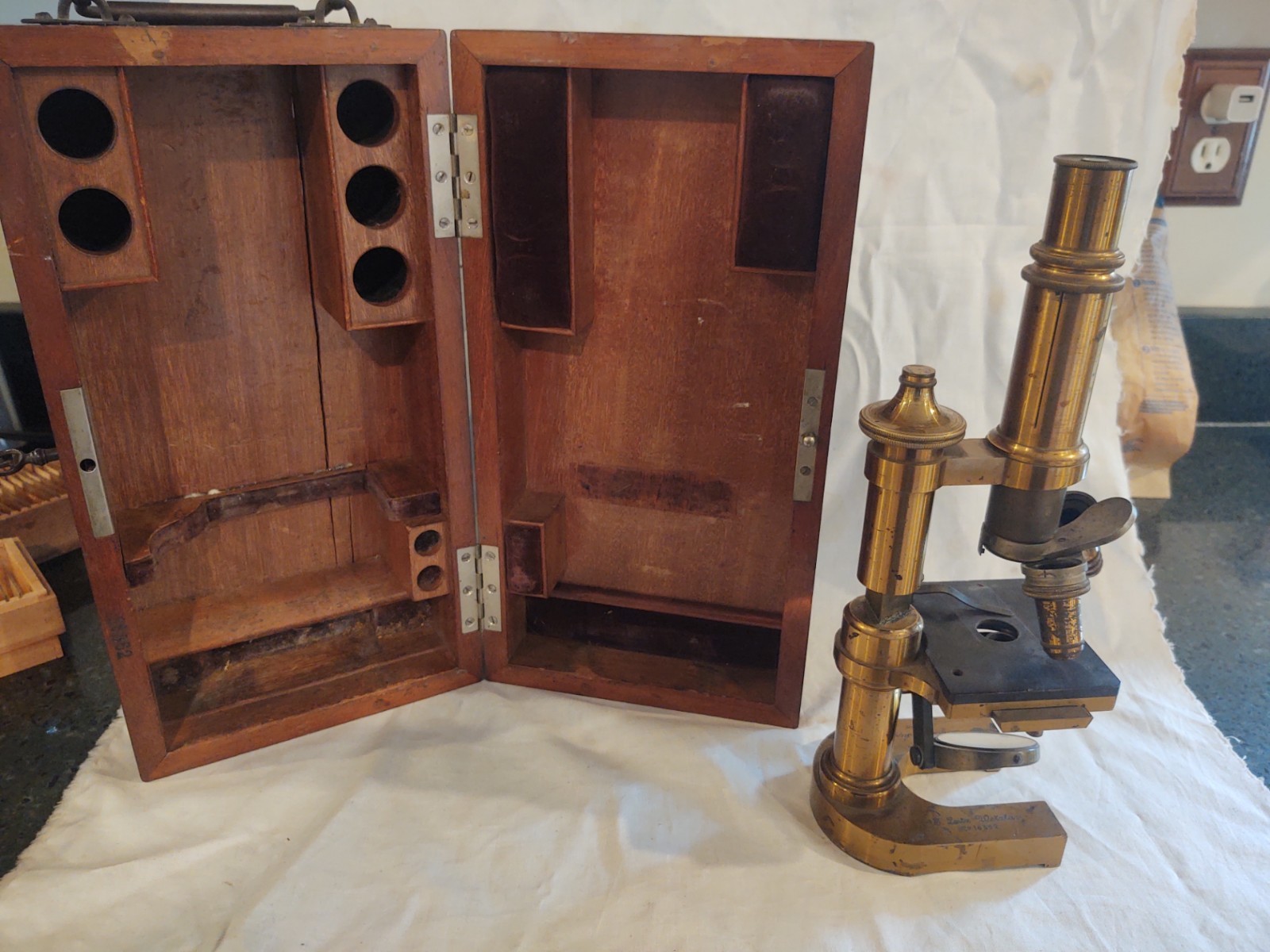1890 Leitz Wetzlar Brass Microscope serial # 16882 & Slides Dr. Irwin Boeshore