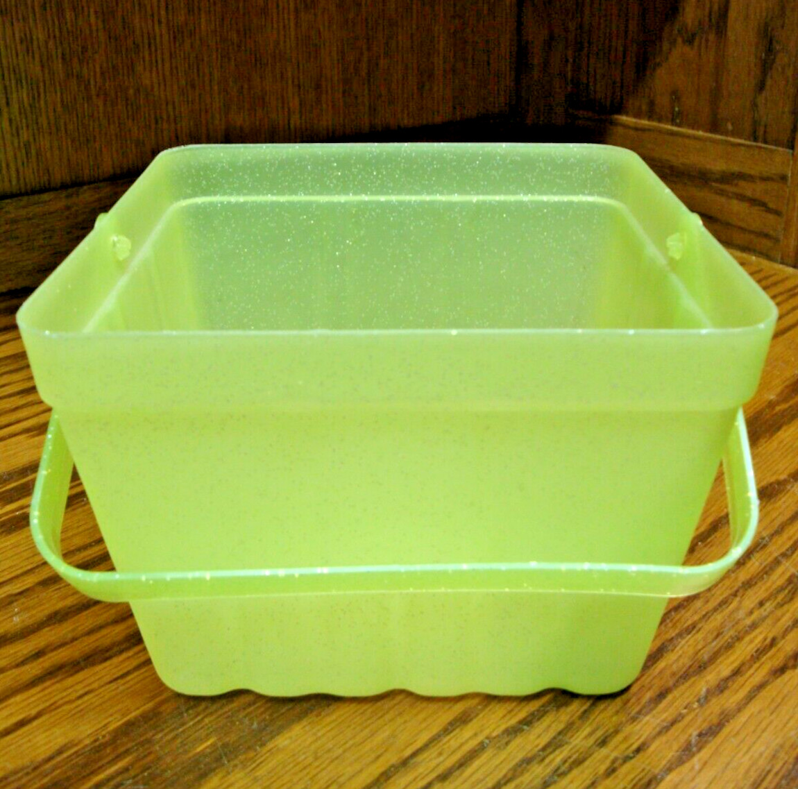 Spritz Easter Berry Square Plastic Basket w/Handle Green w/Glittery Finish   637