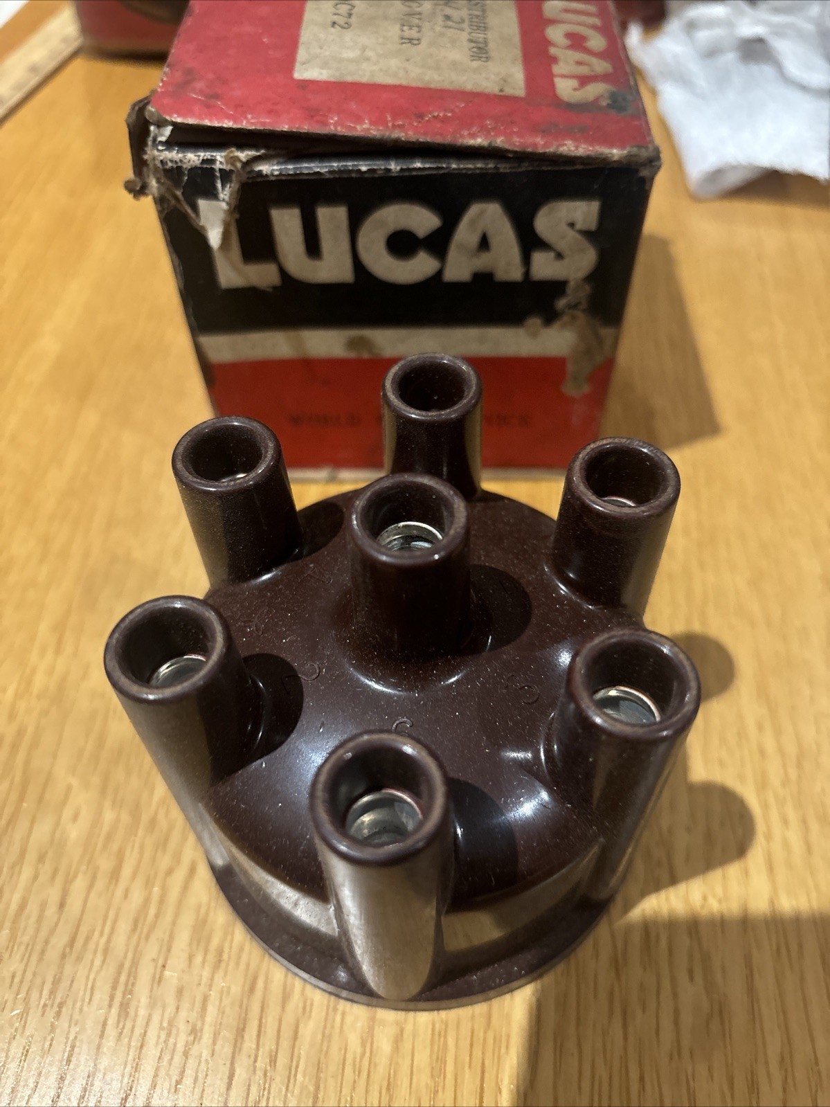DISTRIBUTOR CAP LUCAS # DC72 vintage new N O S fits TOYOTA (#1910141010)