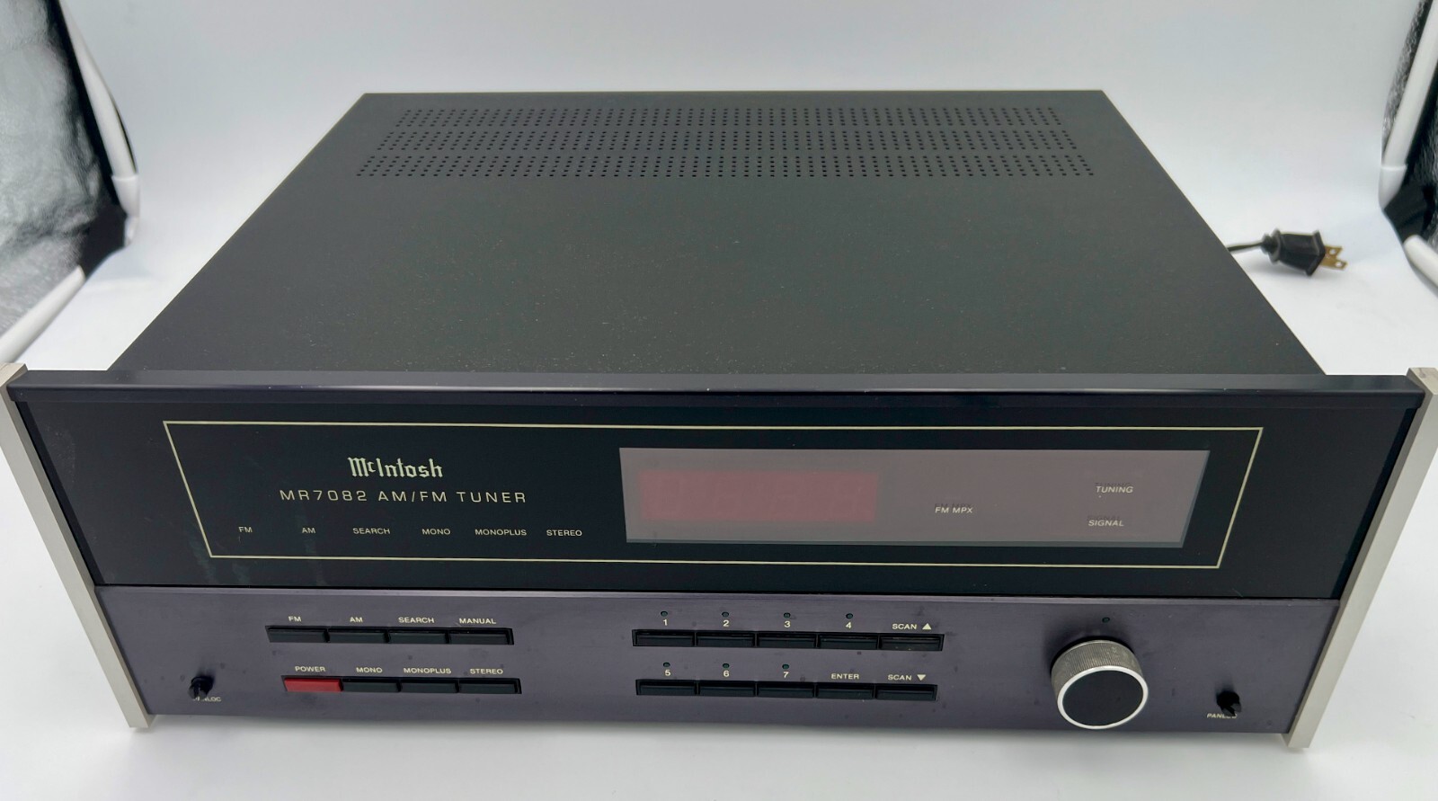 McIntosh MR7082 AM/FM Tuner Slim Version