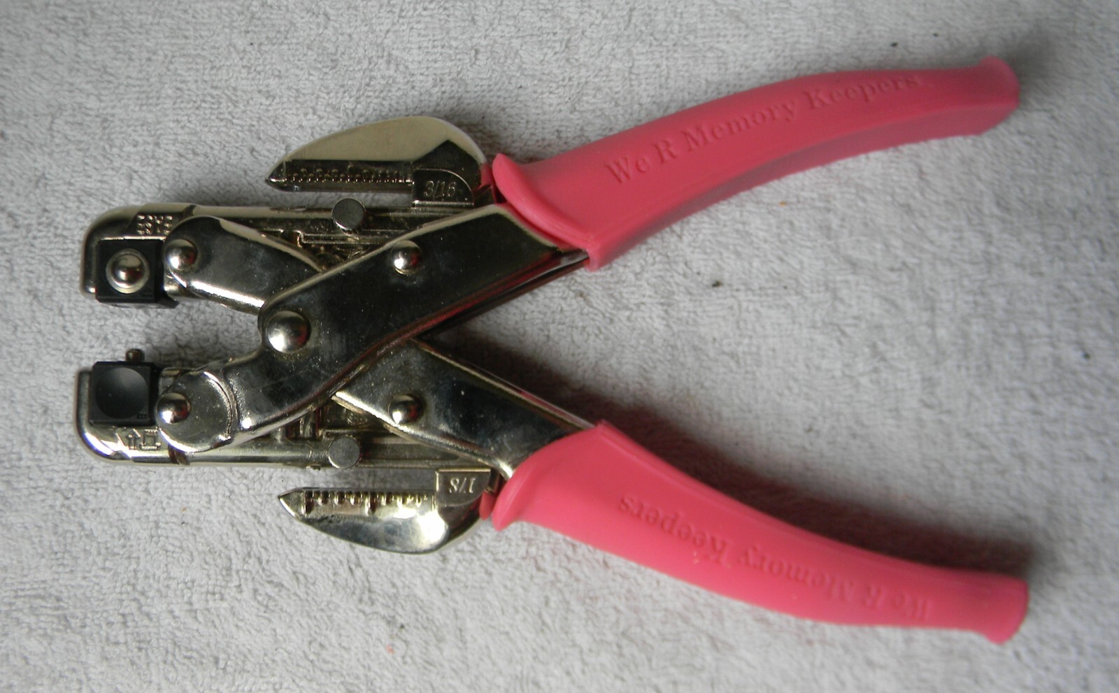 We R Memory Keepers 48104058 ~ Crop-A-Dile ~ Eyelet and Snap Punch