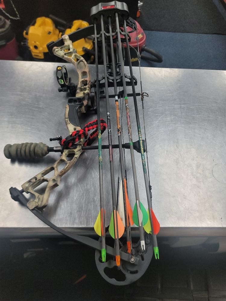 Used DIAMOND ARCHERY BOWTECH INFINITE EDGE Compound Bow (QUC027938)
