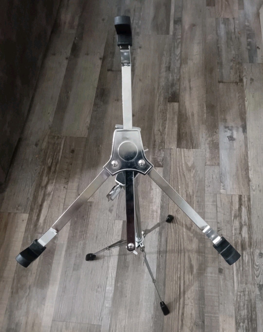 Snare drum stand. Light-medium duty. Excellent condition.