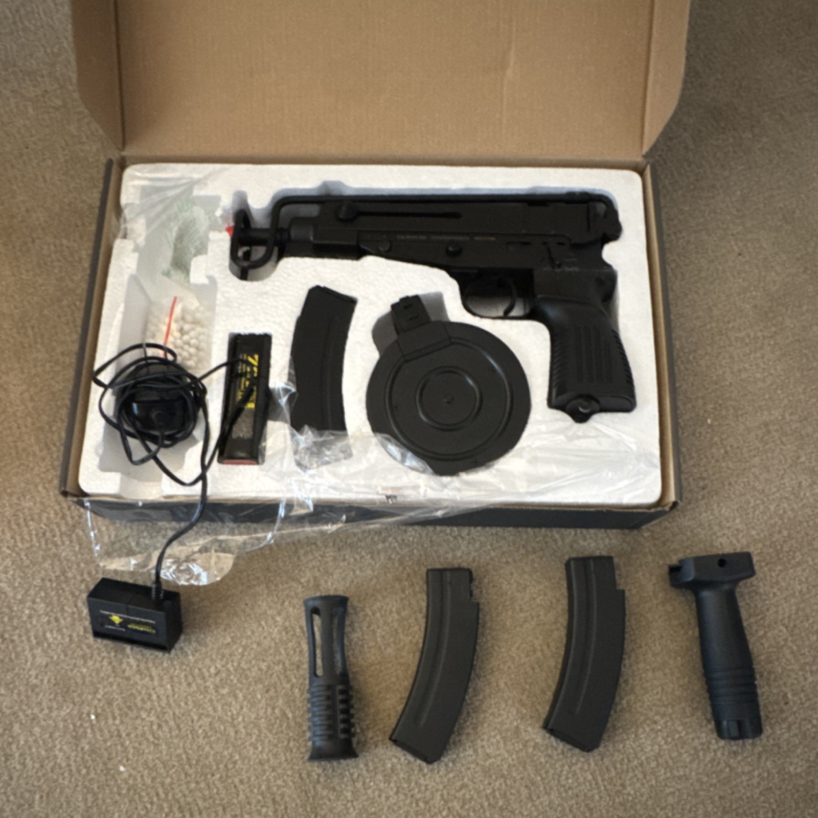 (PARTS ONLY W/ EXTRAS) WELL R2C Škorpion / Scorpion AEP Airsoft Gun with Extras