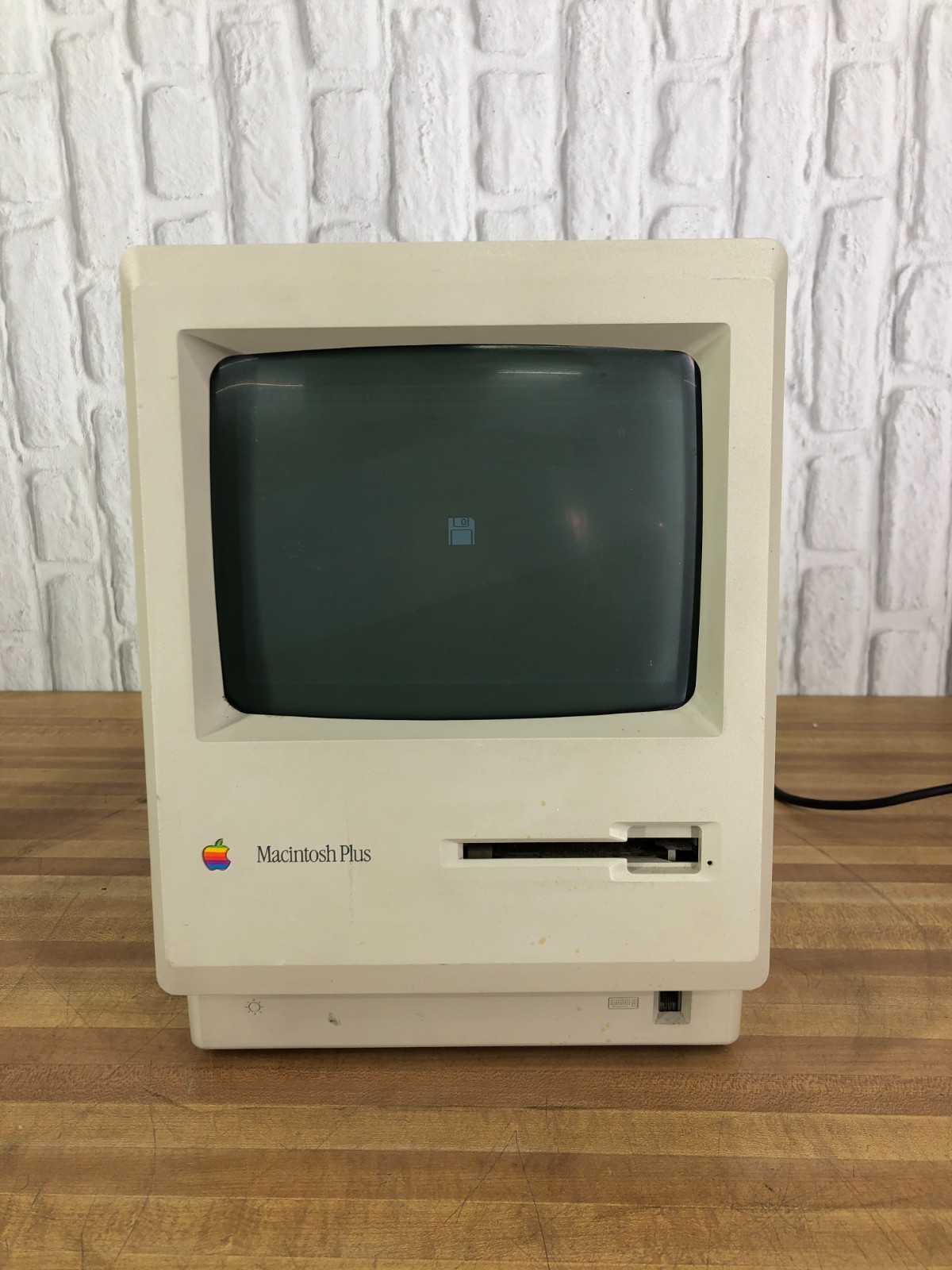 Vintage Apple Macintosh Plus 1Mb Model M0001A (Works!)