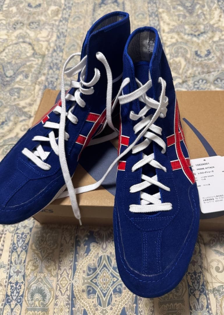 Asics wrestling shoes, model 1083A001 size 28.5cm, box damaged.