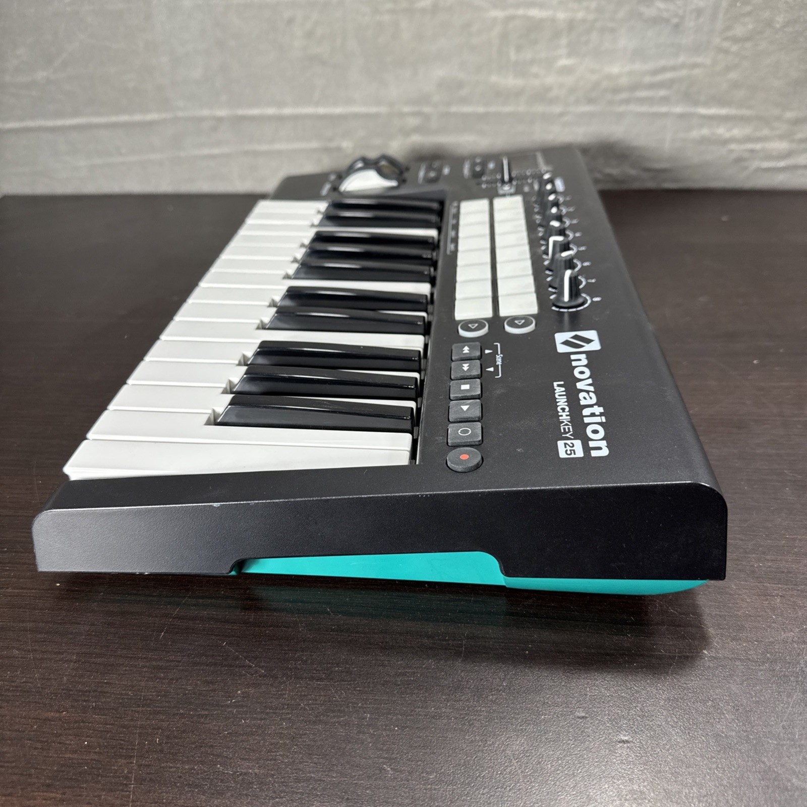 Novation Launchkey Mk2 25 Midi USB Keyboard W Drum Pads Tested Working