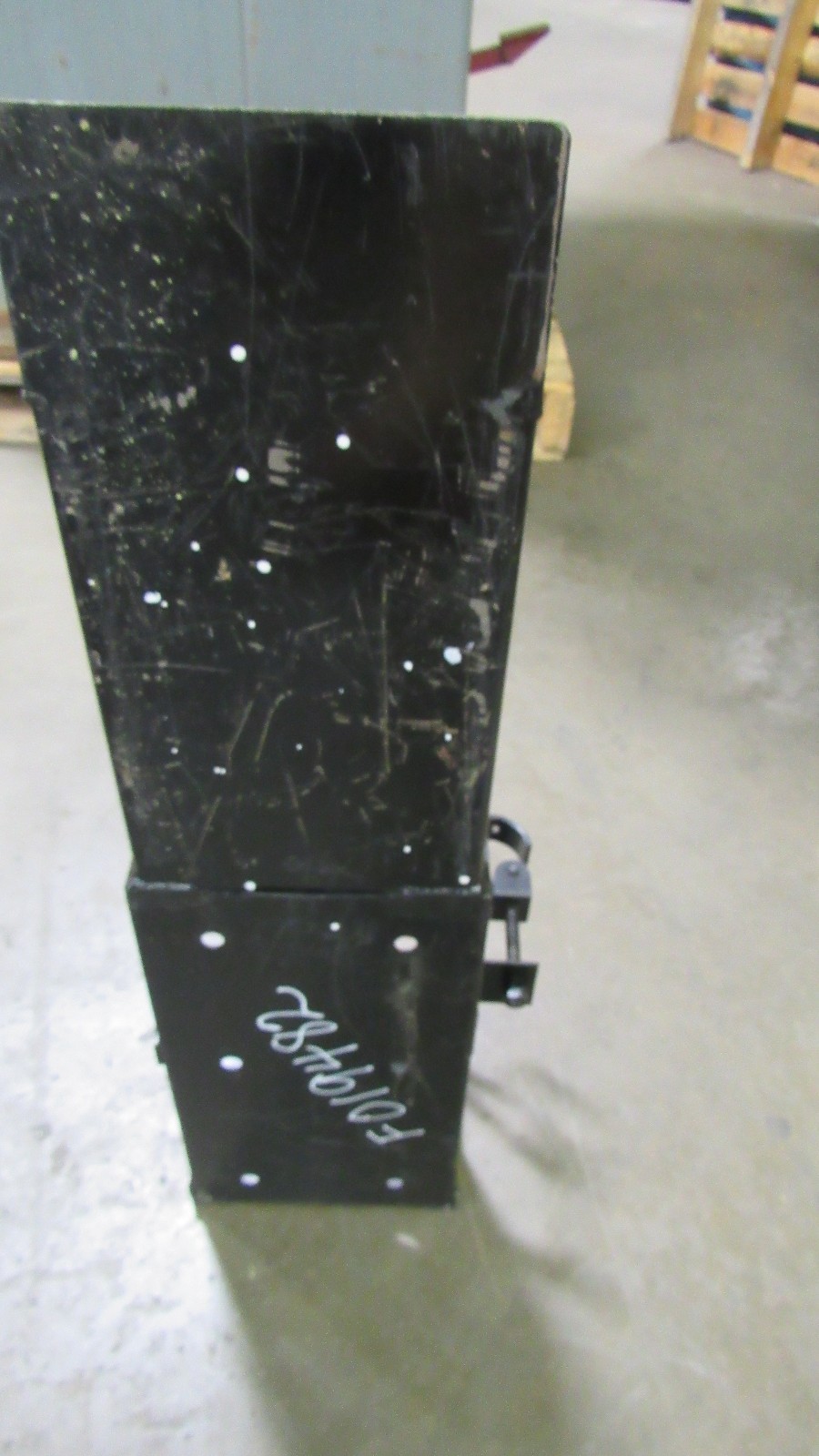 NEW NO NAME MODEL 810 HEAVY DUTY FIRE EXTINGUISHER MOUNTING BRACKET