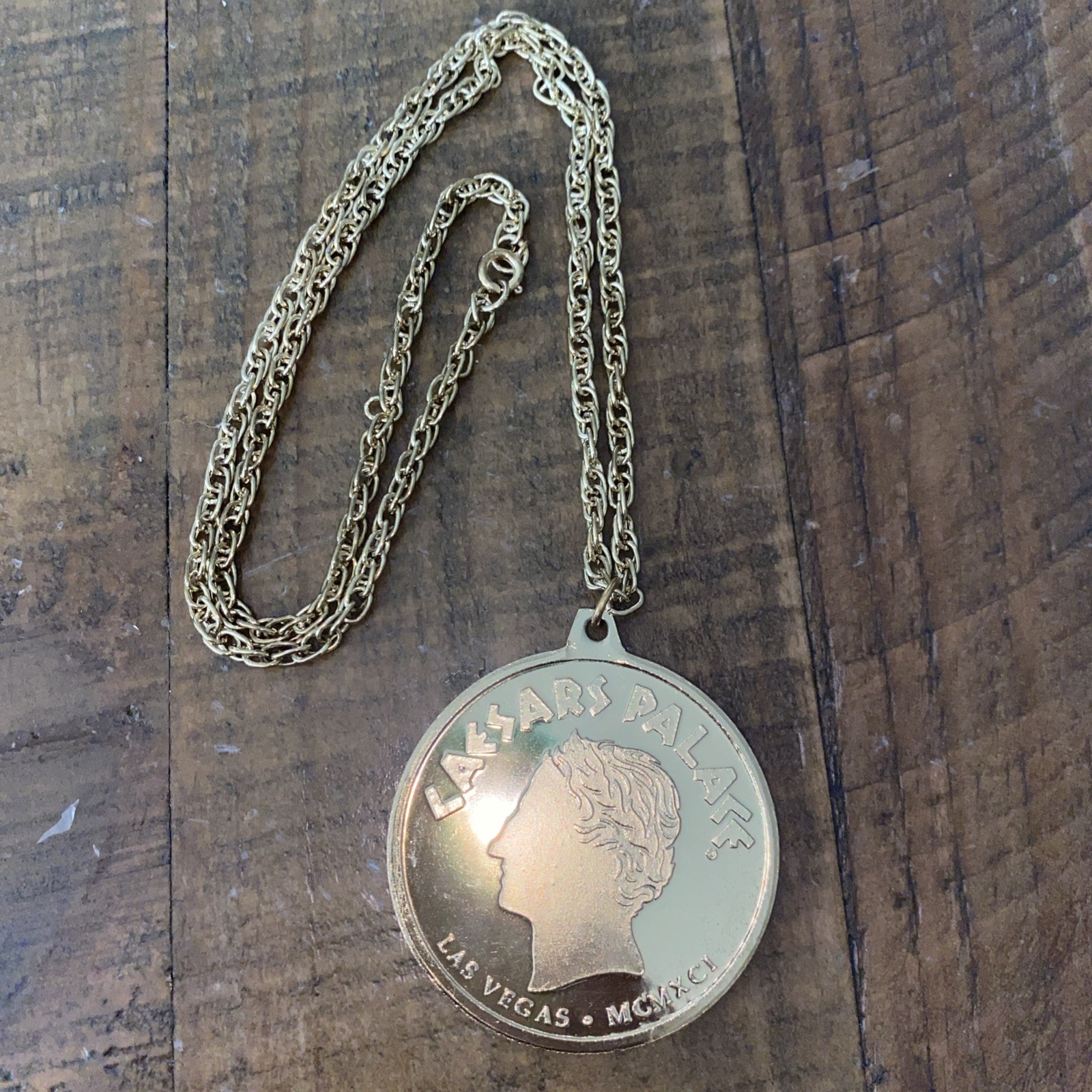 Vtg Caesars Palace Las Vegas Souvenir Gold Tone Necklace 2" Medallion 12" Chain