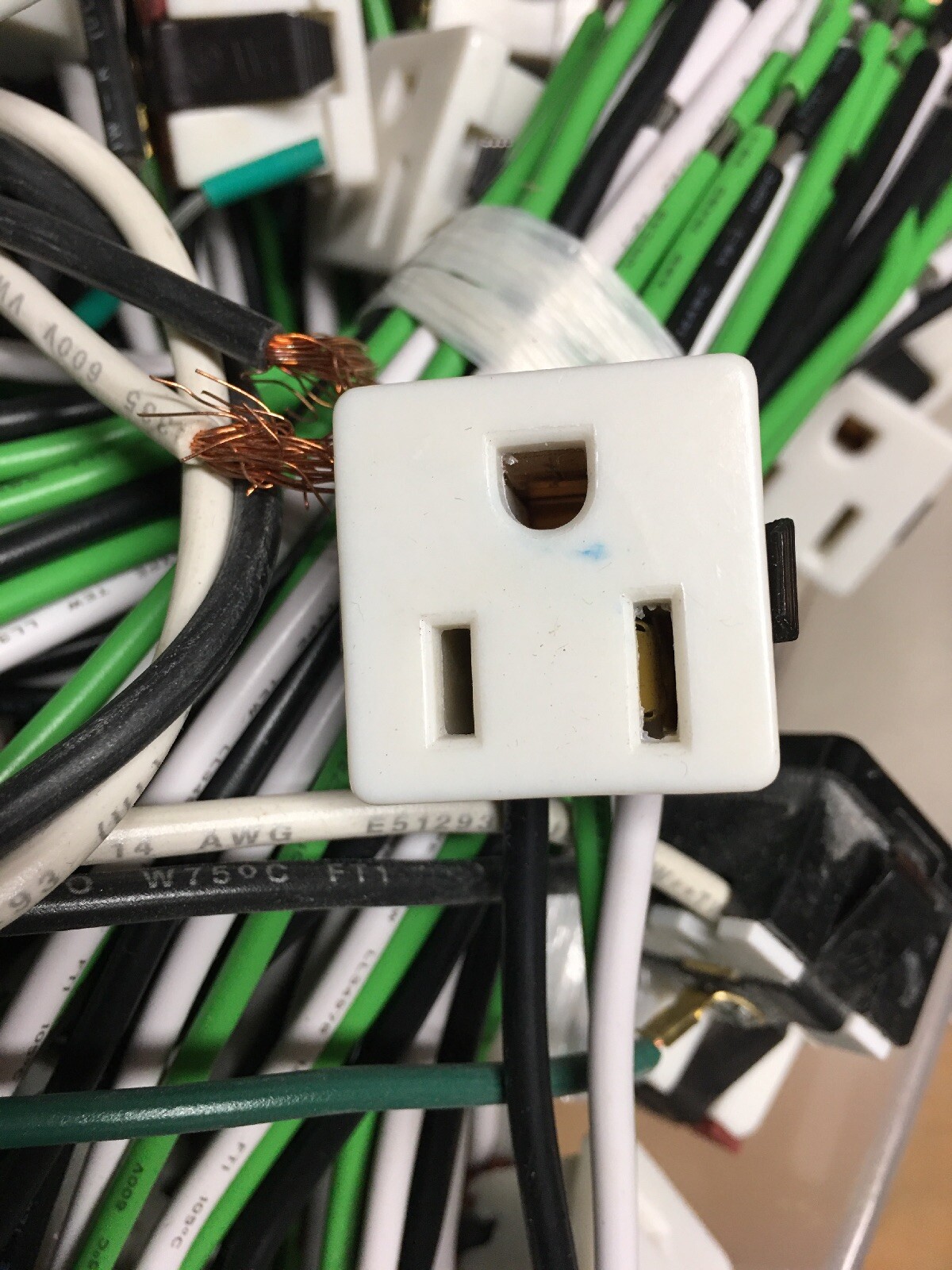3 Wire 2 Pole Snap-in Convenience Outlet 15 Amp 125 Volt White