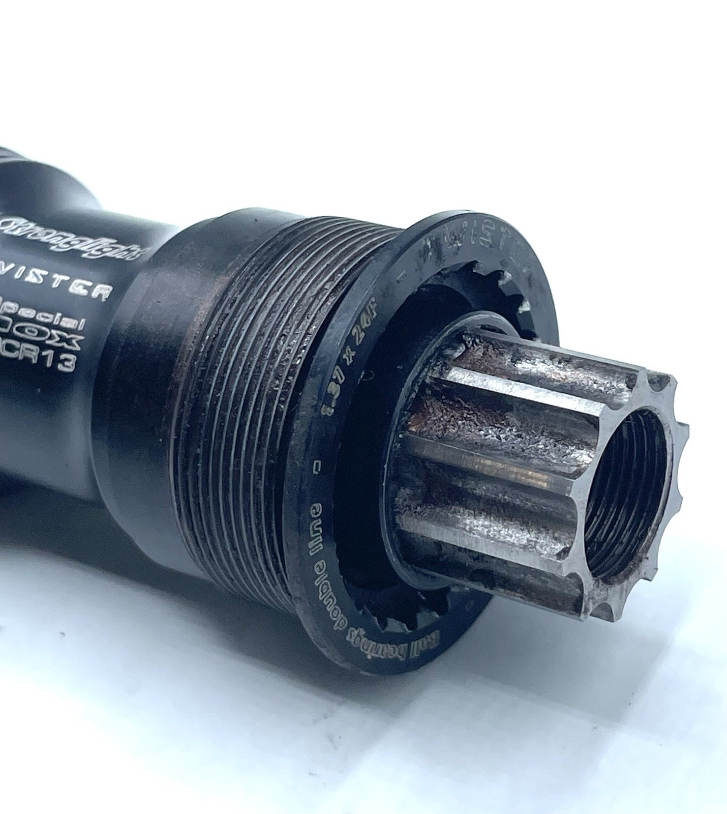 Stronglight Twister Bottom Bracket English Threaded ISIS Drive