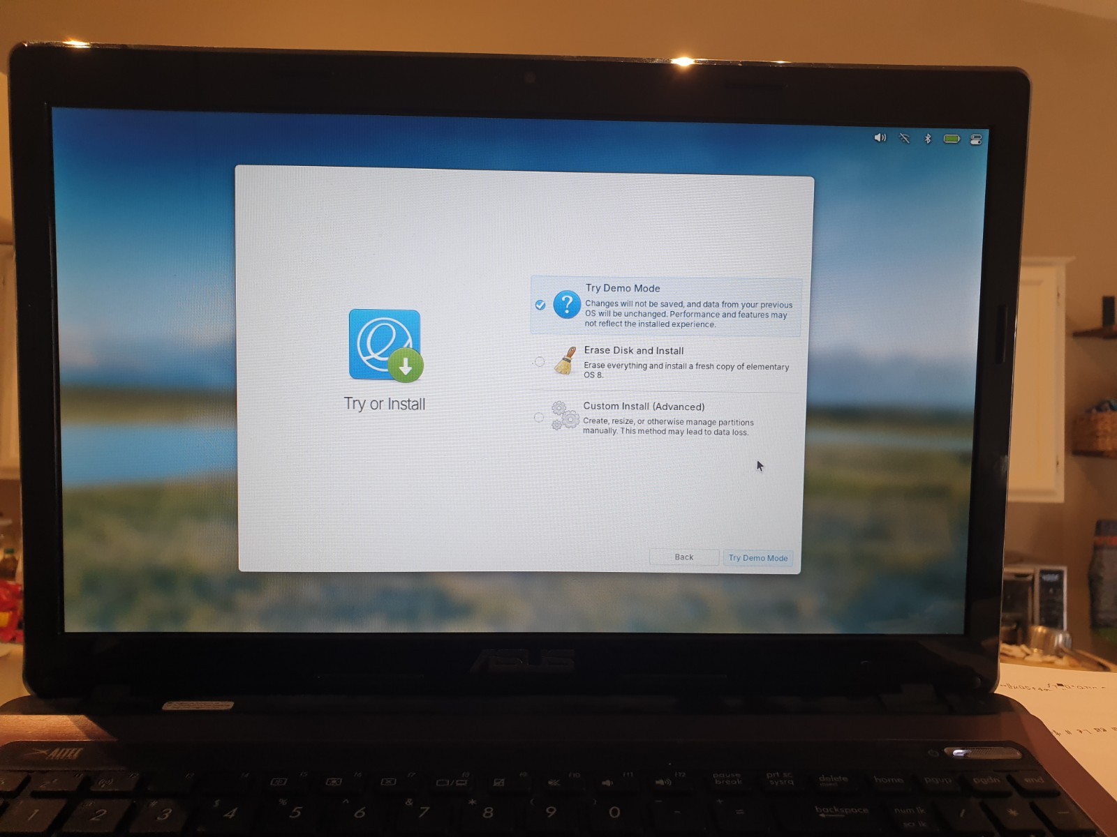 Linux ElementaryOS V8.1, 64-bit, Bootable Live and Install USB Flash Drive