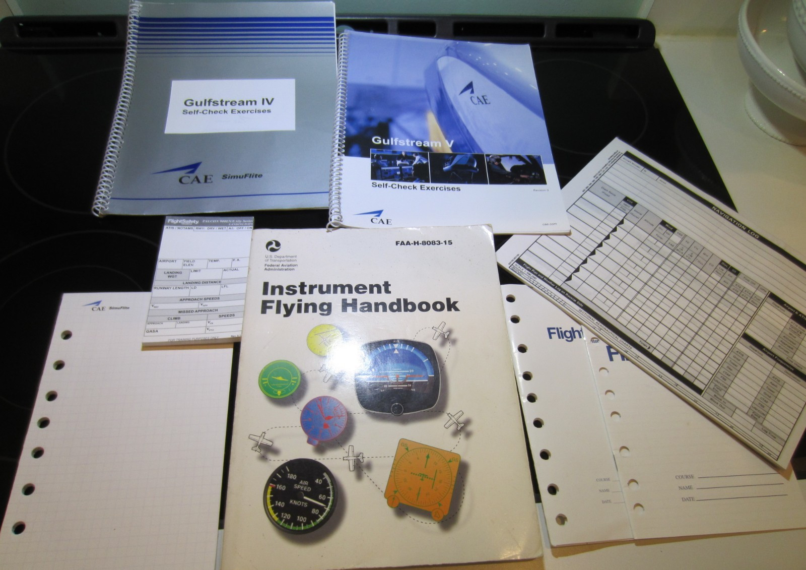 AIRCRAFT PILOT CREW LOT VARIOUS ASSORTED LITERATURE NOTE PADS AIRCRAFT TRAINING