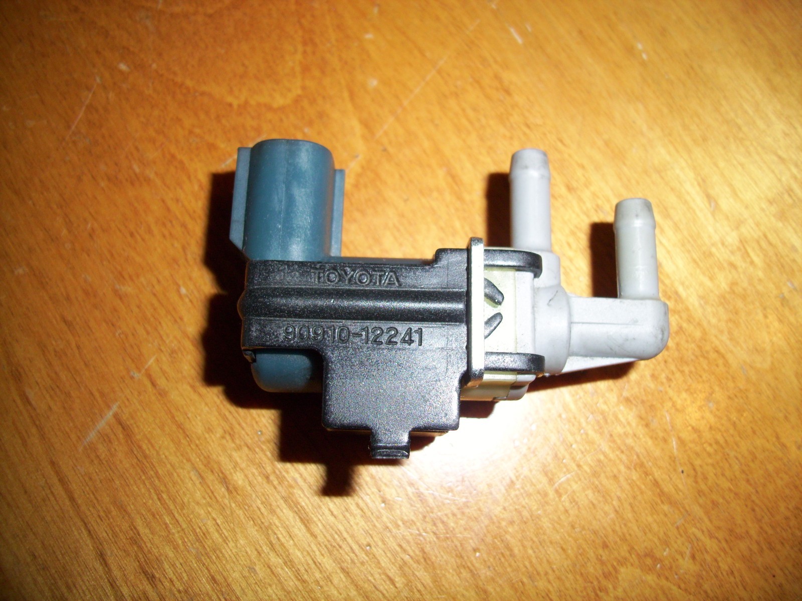 2000-03  TOYOTA CAMRY V6 / SENNA GENUINE VACUUM SWITCH VALVE VSV  90910-12241