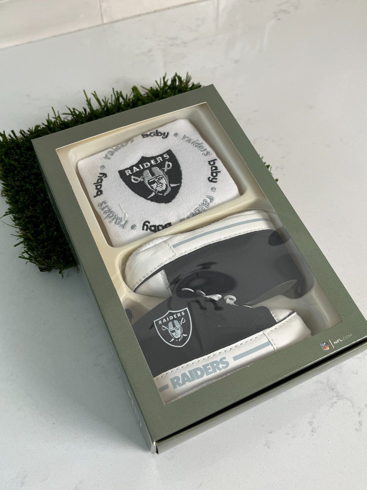 Las Vegas Raiders NFL Pre-Walker High-Top Baby Shoes Bib Gift Set