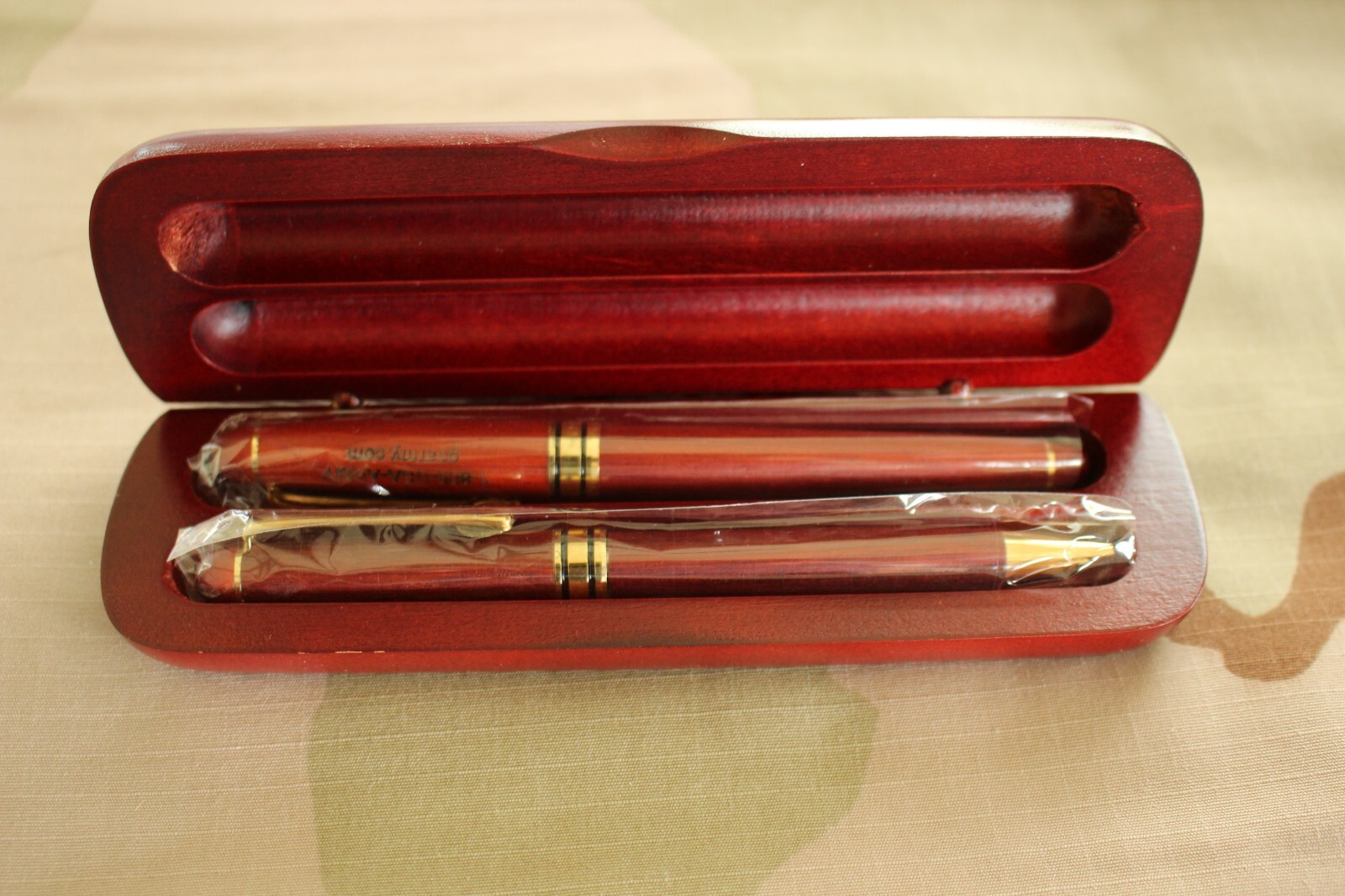 U.S. ARMY INSCRIBED DOUBLE BALLPOINT & ROLLERBALL PEN PRESENTATION WOOD CASE SET