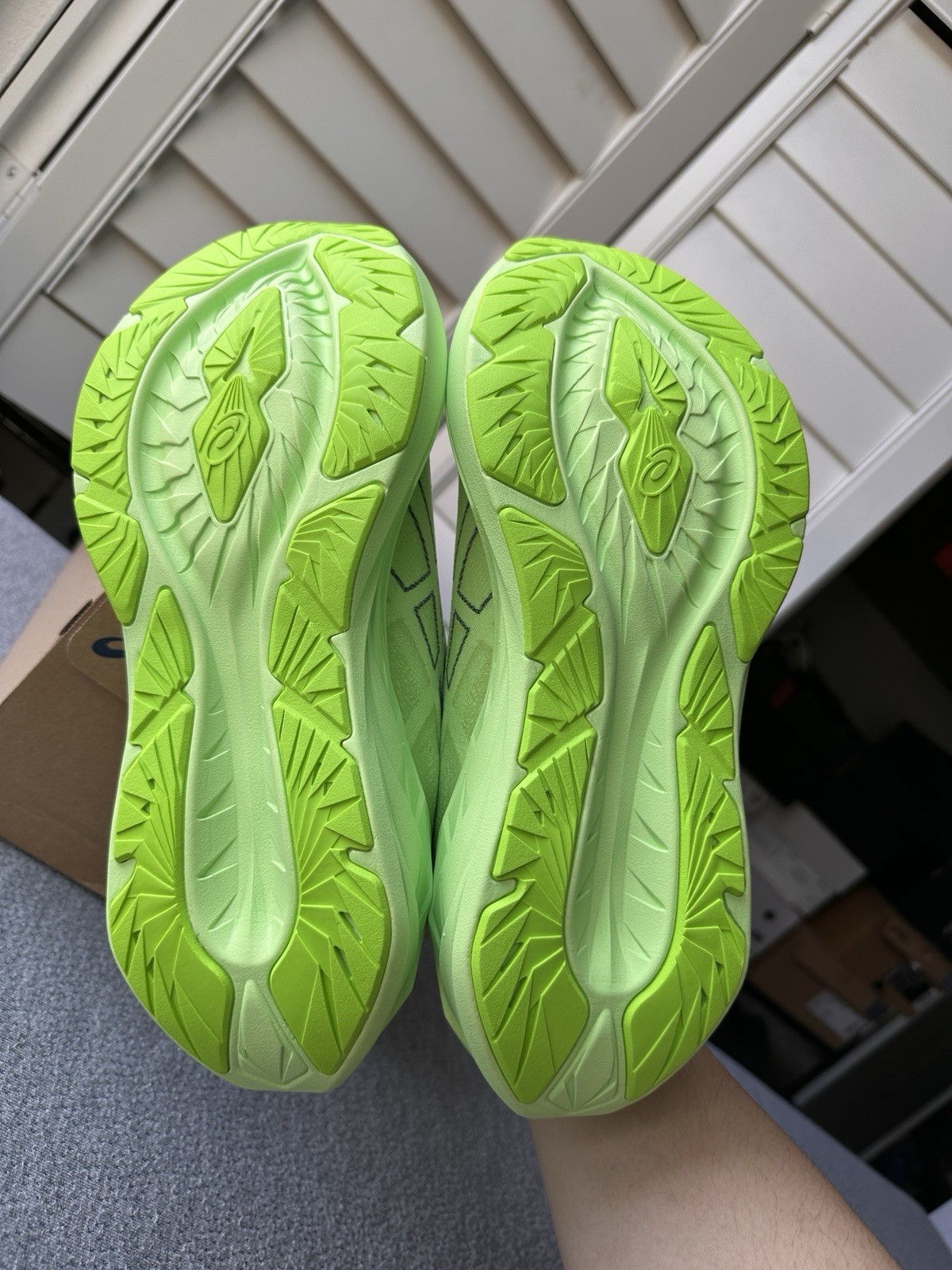 ASICS Novablast 4 Illuminate Green Men's Size 8.5