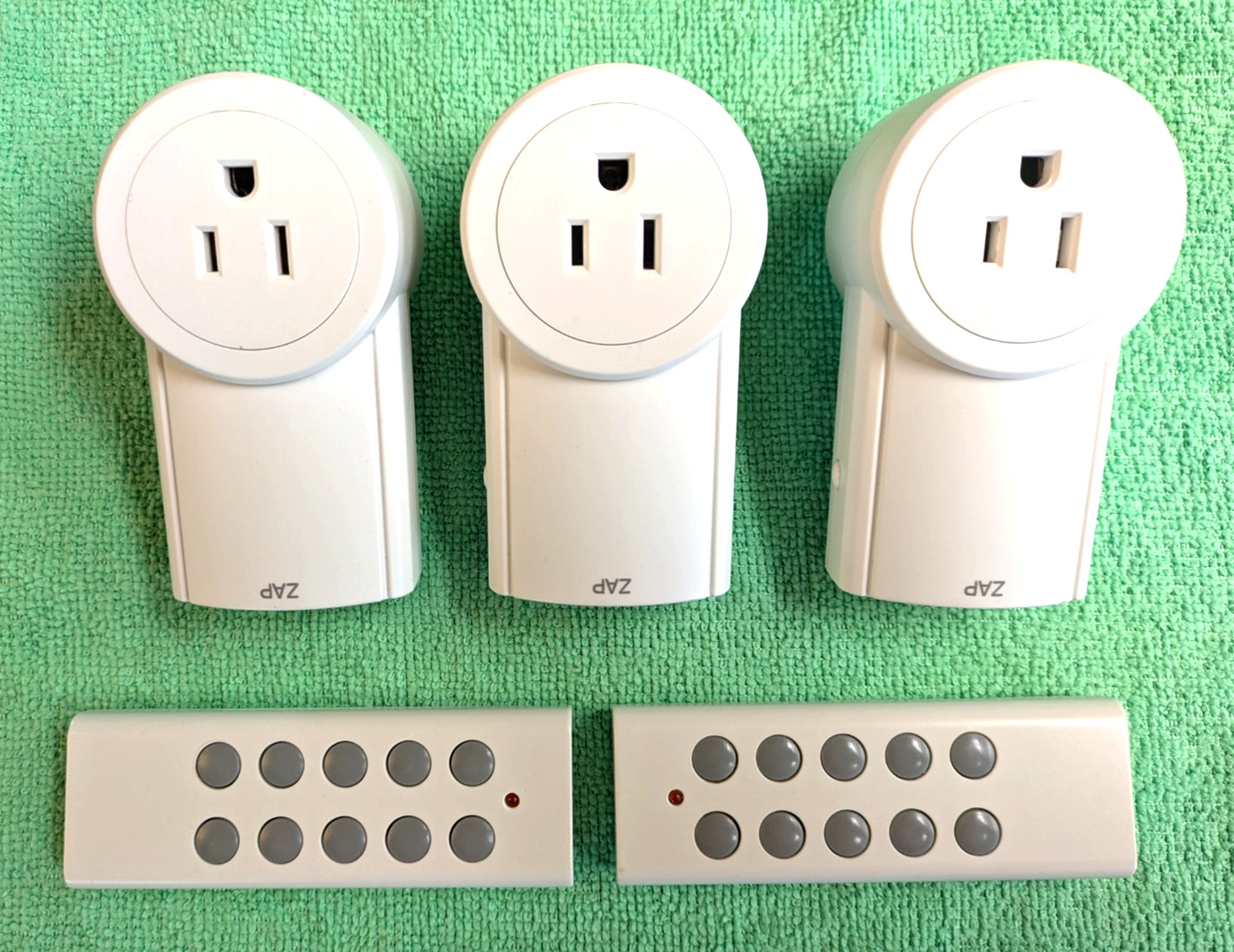 ZAP 3LX Remote Outlet Switches Etekcity 3 Outlets 2 Remotes 1 Battery 10BH9938U