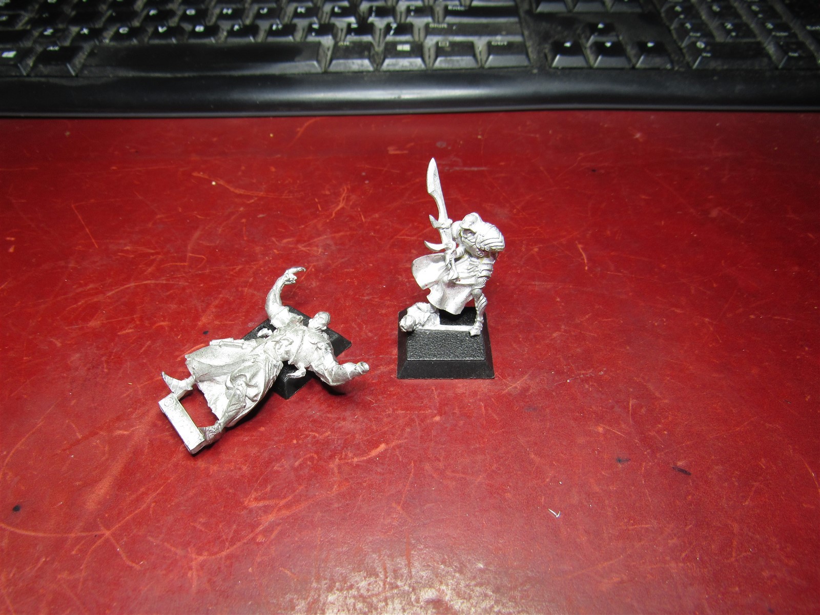 Rackham: 2 metal models - missing one arm.