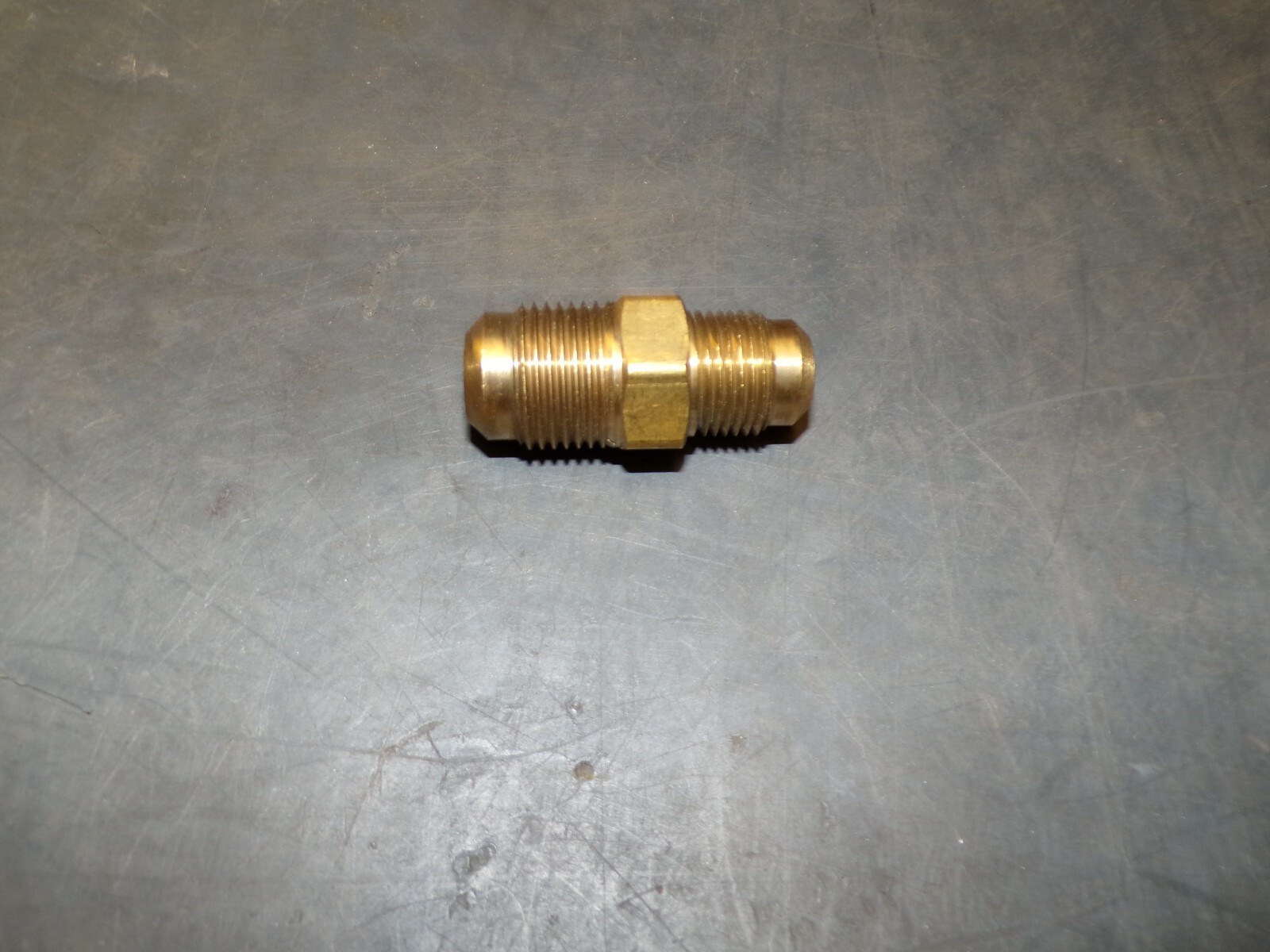 A-4846-MUEB   MUELLER STREAMLINE UNION BRASS RED 5/8SAE X 1/2SAE MXM