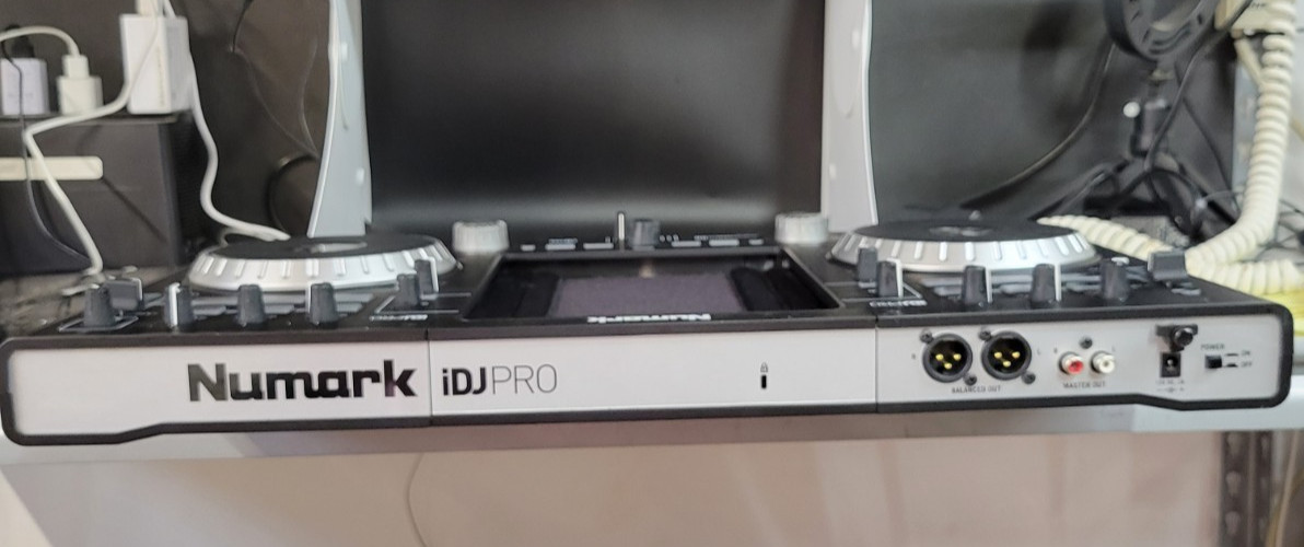 Numark iDJ Pro premium DJ controller for iPad - No laptop required - UNTESTED