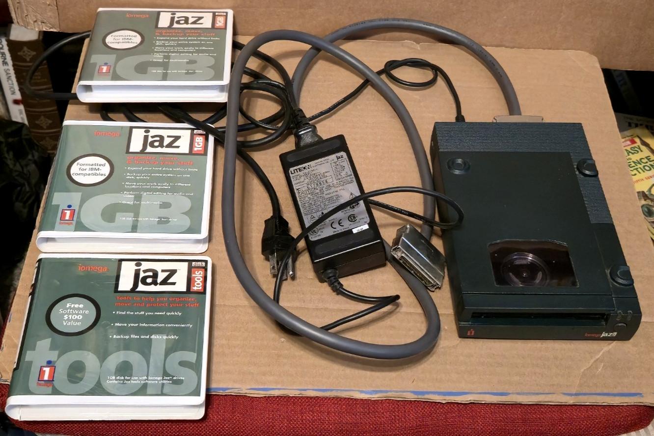 Iomega Jaz V1000S 1 GB External Hard Drive with Cables and Disks