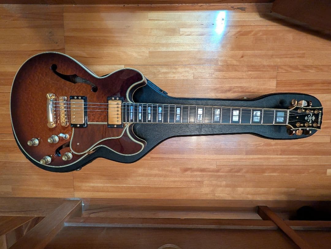 YAMAHA SAS1500 Semi-Hollow Guitar with Hard Case