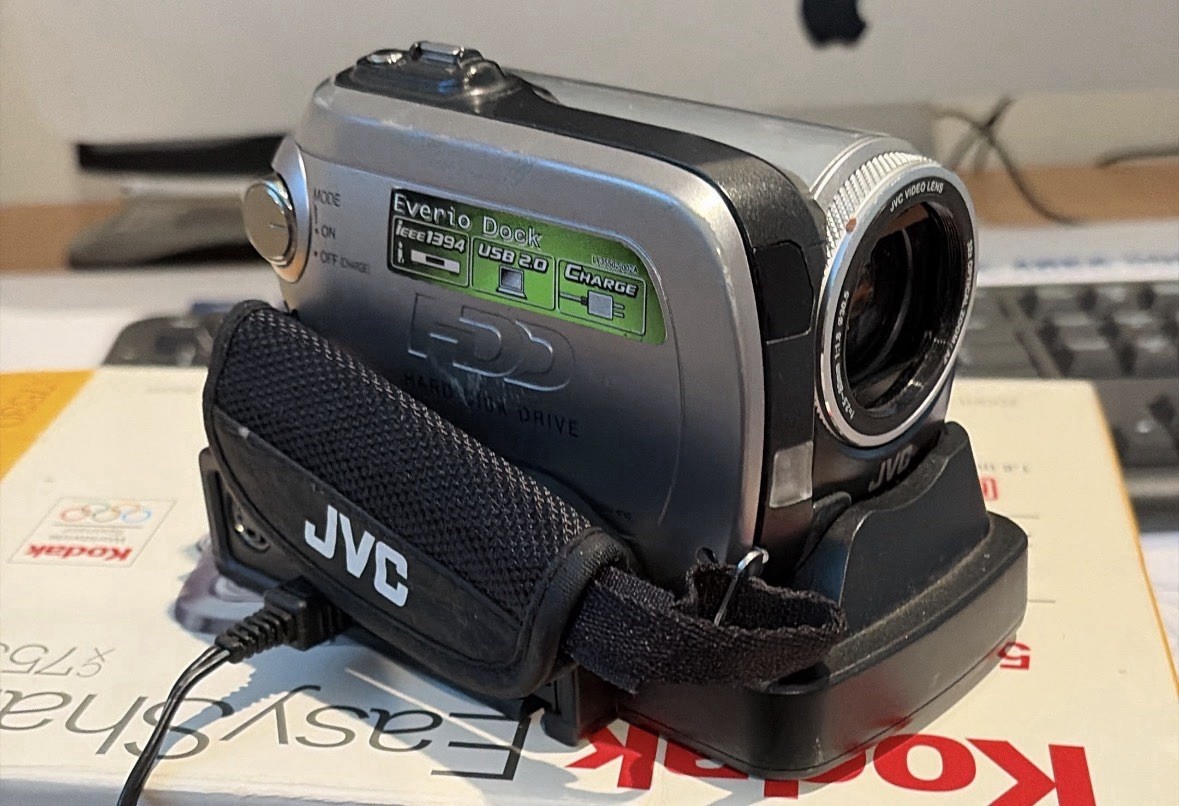 JVC Everio 30GB GZ-MG155U Hard Disk Video Camcorder Dock Charger W/ Vintage Bag!