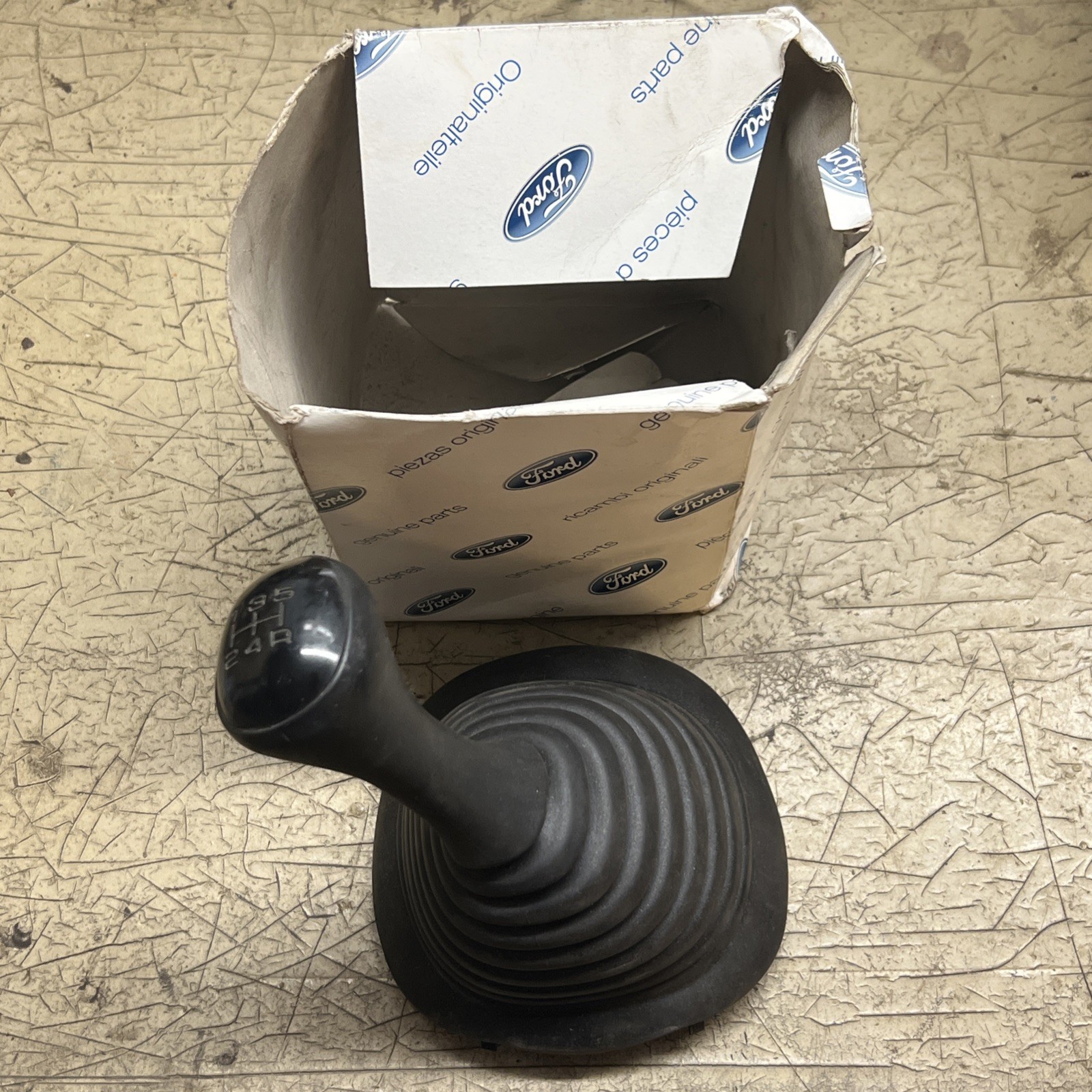 Genuine Ford Part.1142492.Gear Lever Gaiter Shift Boot. Ford Ka,SportKa,StreetKa
