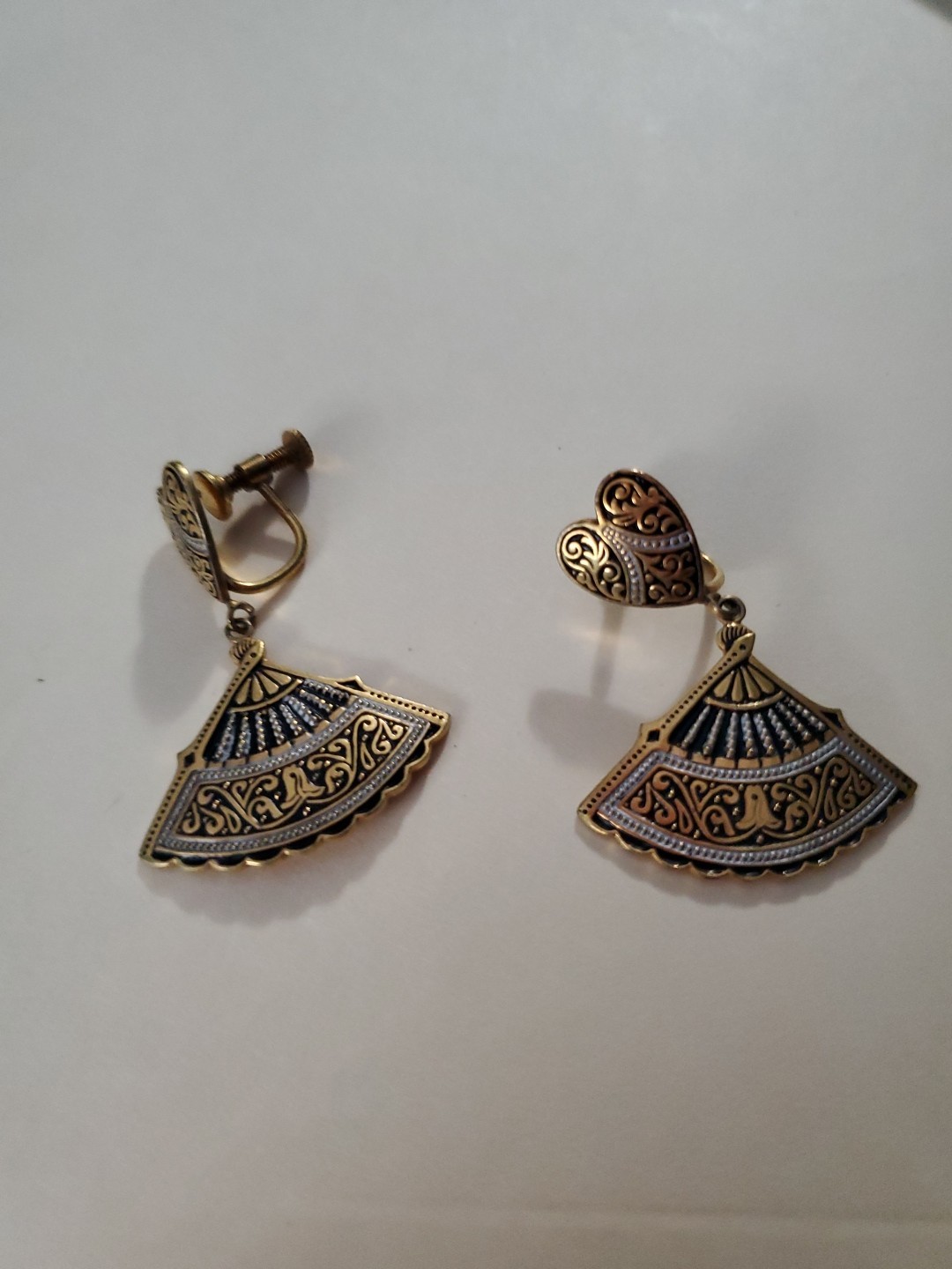 Vtg. Goldplated Damascene Fan Shaped Screwback Earrings