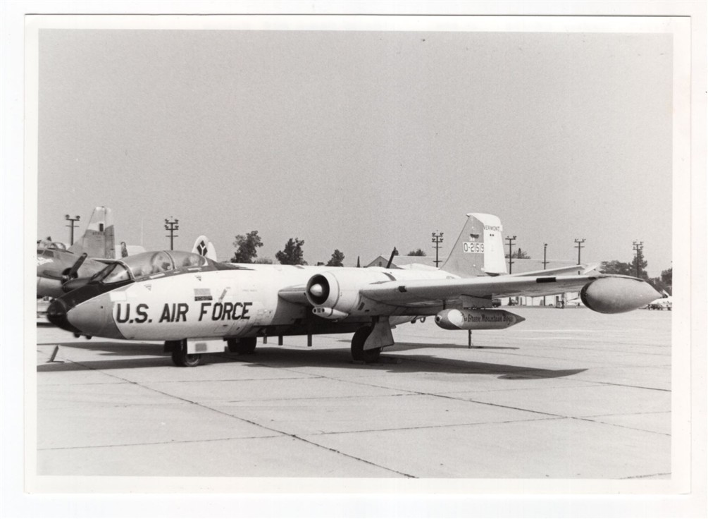 1986 USAF Martin EB-57B 0-21519 52-1519 Vermont ANG at March AFB Original Photo