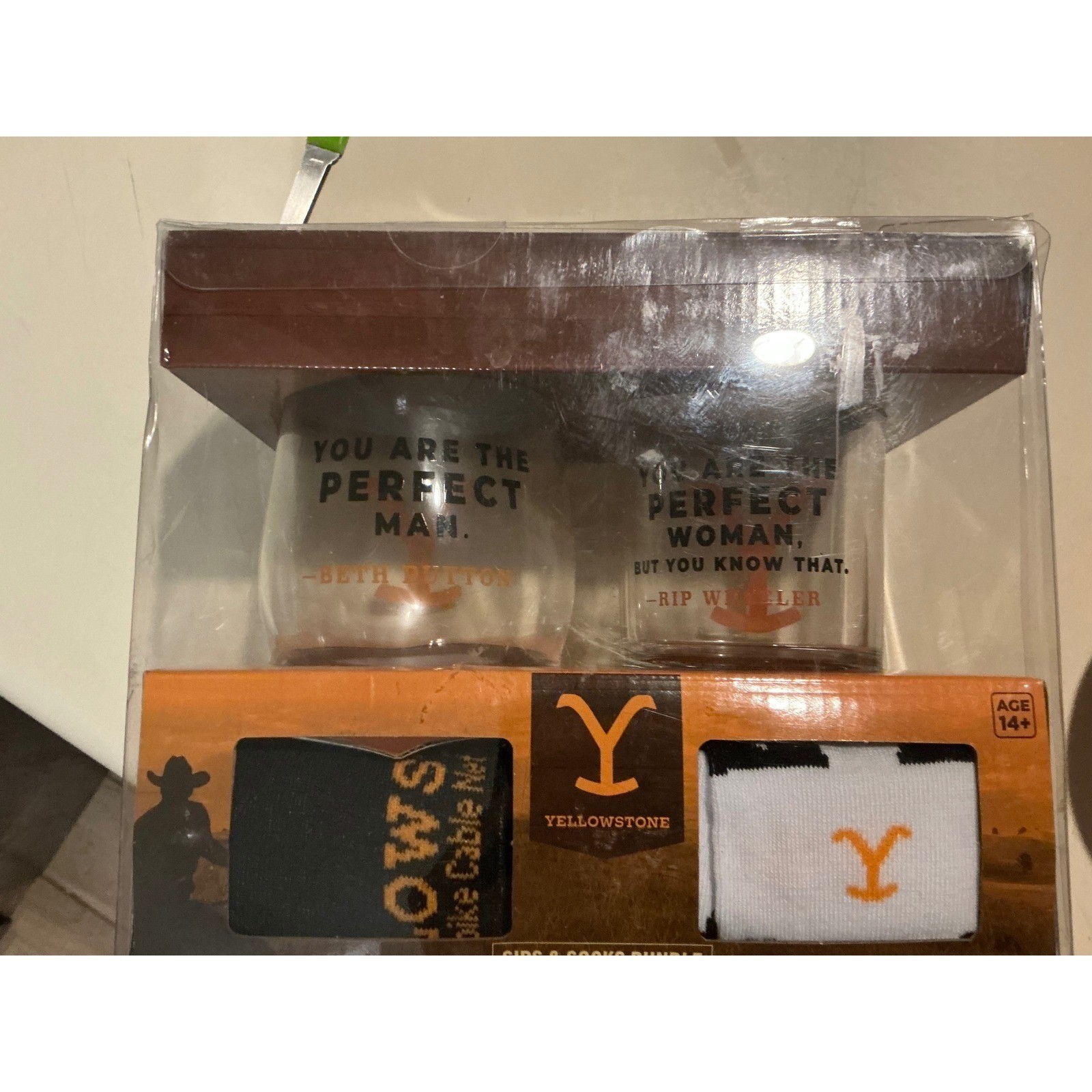 New Yellowstone Dutton ranch Bundle 2 stemless wine glasses 2 pairs crew socks