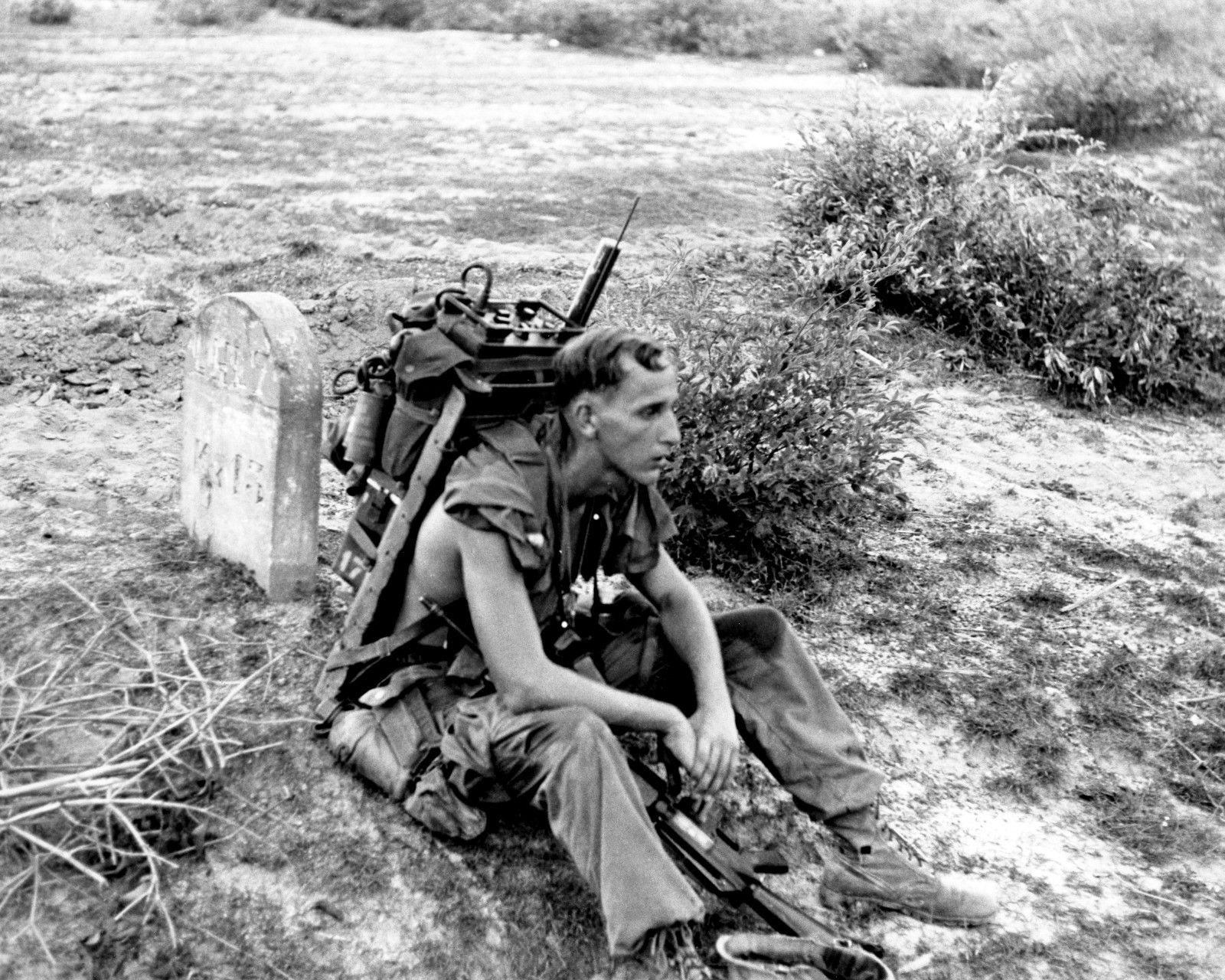US Marines takes a break during Operation Swift 1967, 8x10 Vietnam War Photo 974
