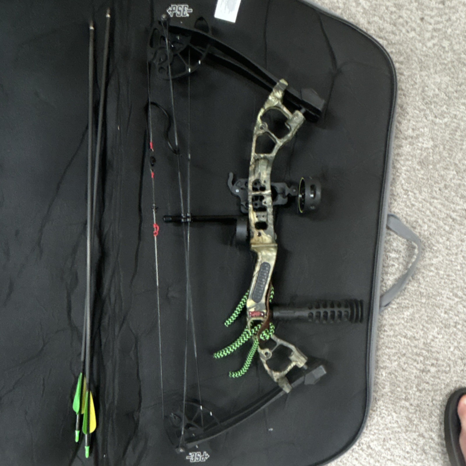PSE Mini Burner left Hand Target Compound Bow 35 lb Package w/ Case & Arrows