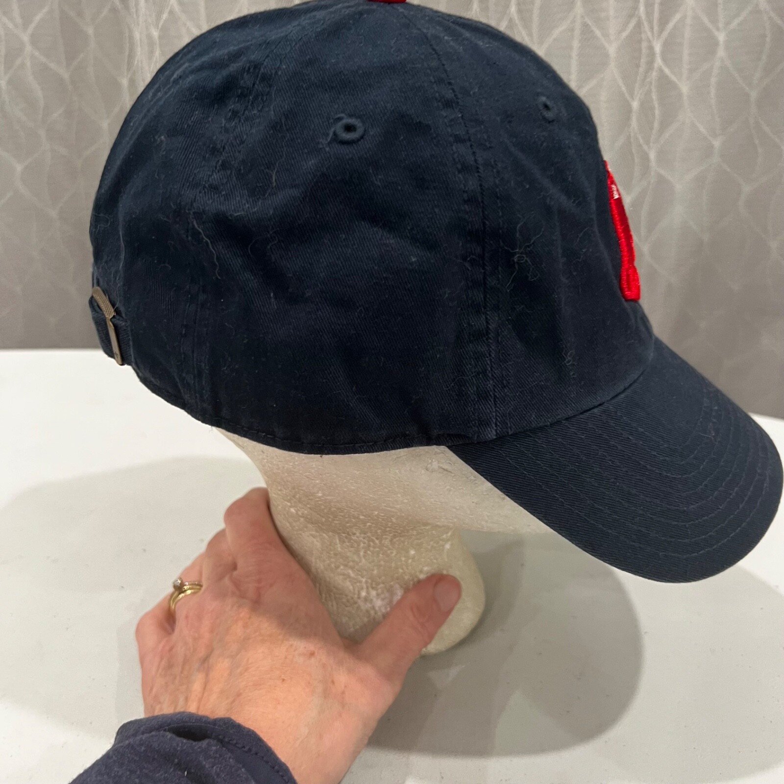 Boston Red Sox-Sox Logo On Front Red on Navy Hat Cap Strap Buckle EUC