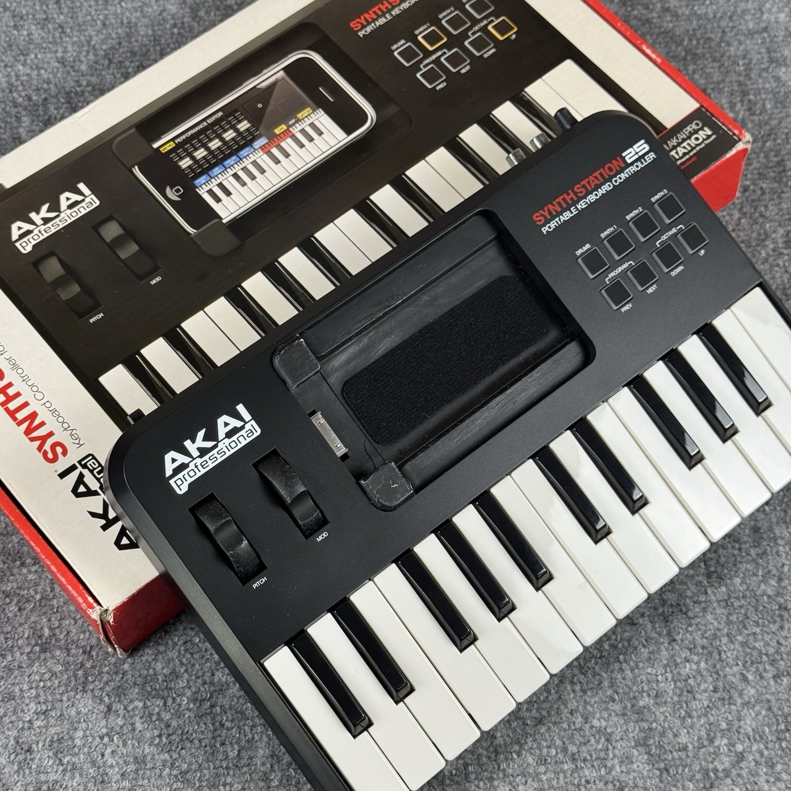 VINTAGE AKAI PROFESSIONAL SYNTHSTATION 25 PORTABLE KEYBOARD CONTROLLER