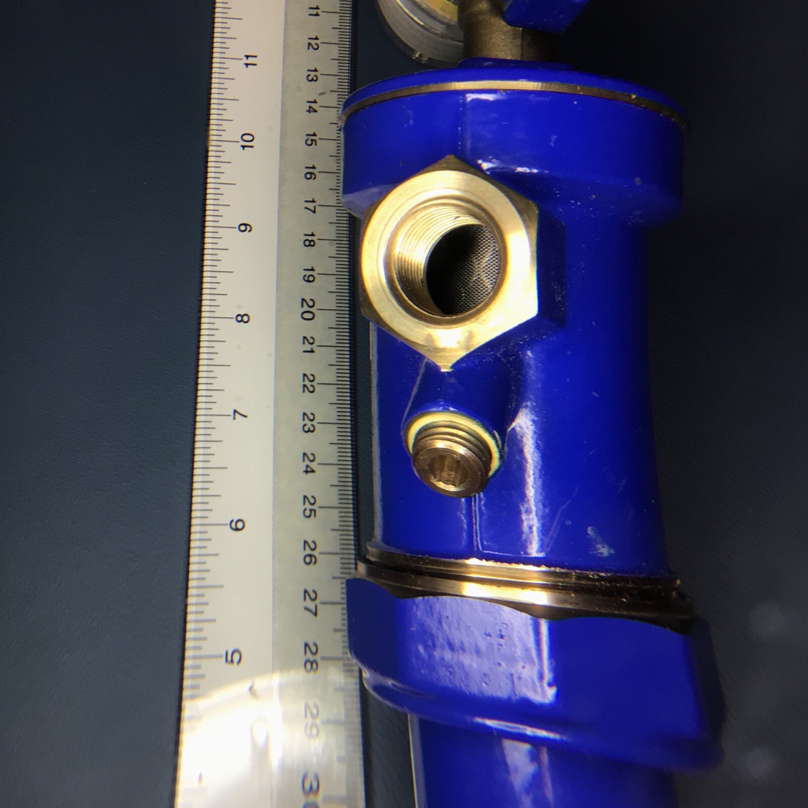 Self-cleaning brass strainer, 1/2" to 1/2" With cup.