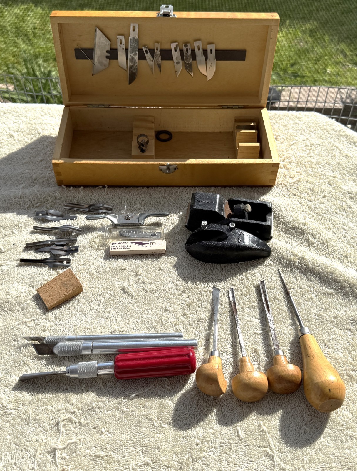 X-ACTO DELUXE  CARVING SET WITH HAND CARVING CHISELS - AS PICTURED