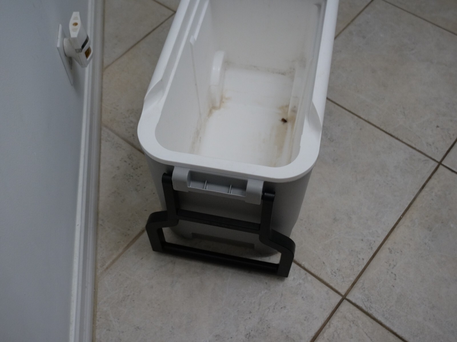 Igloo MaxCold Roller Wheelie Cool Cooler 40 qt. Ice Chest