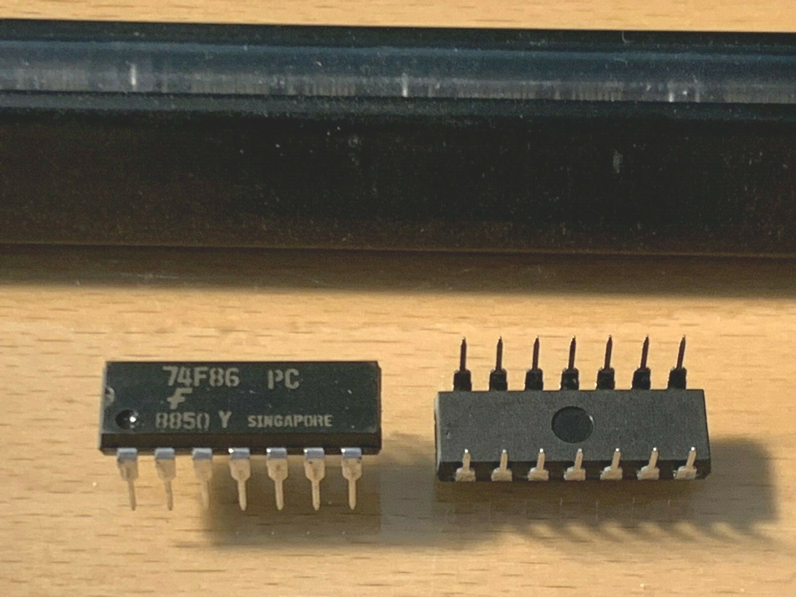 Fairchild IC - 74F86 - Quad 2-input Exclusive OR Gate - DIP- 14.