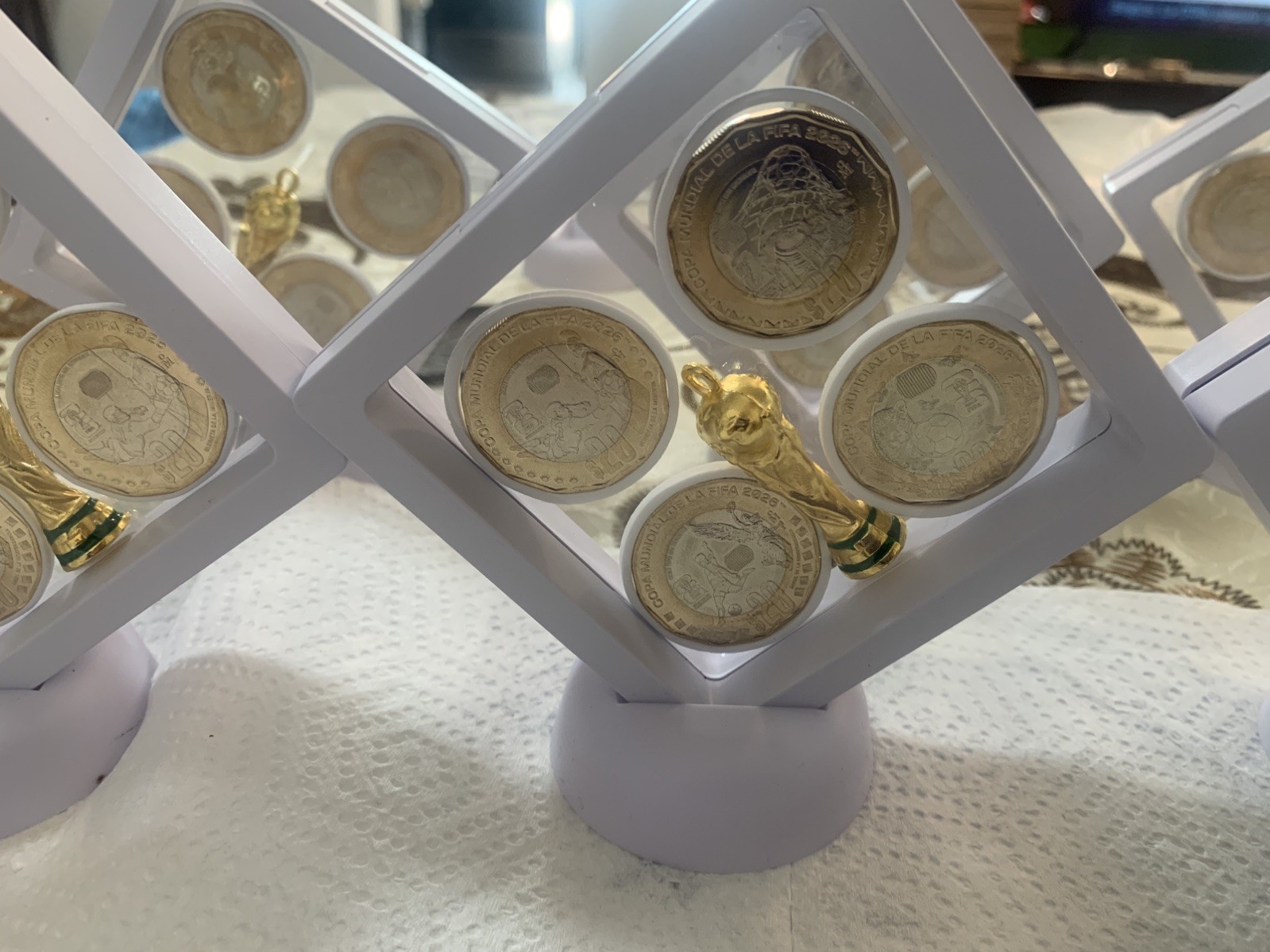 MONEDAS MUNDIAL 2026  BIMETALiCA set de las 4 monedas con la copa en display