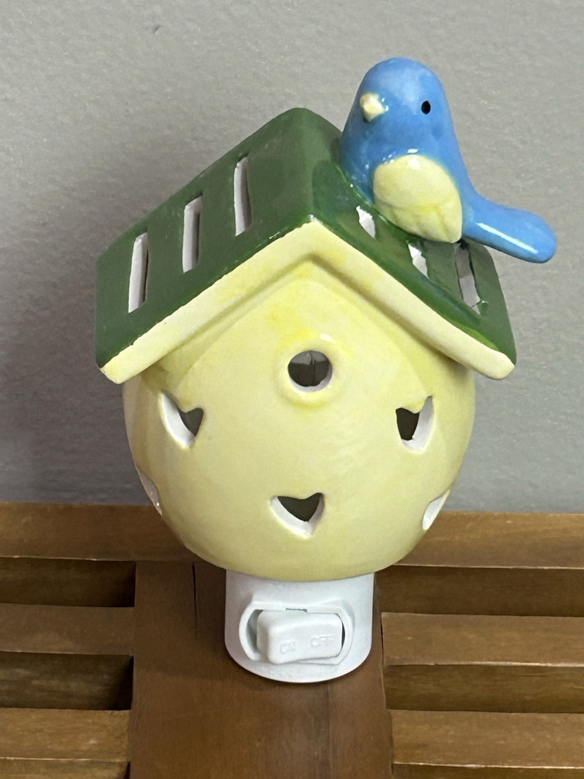 YELLOW BIRDHOUSE W/BLUE BIRD GANZ LIGHTS IN THE NIGHT CERAMIC NIGHTLIGHT NEW NIB