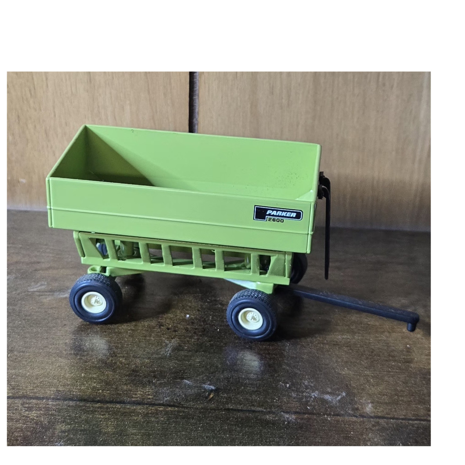 Parker 2600 Green Plastic Farm Wagon Model